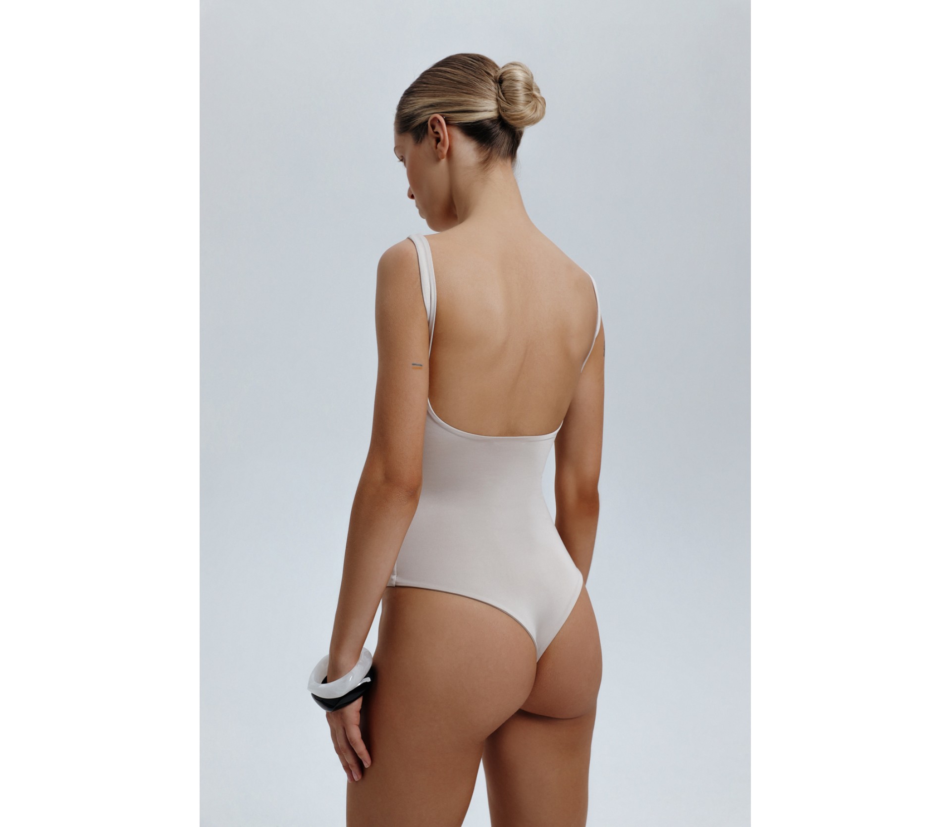 БОДІ З КВАДРАТНИМ ВИРІЗОМ