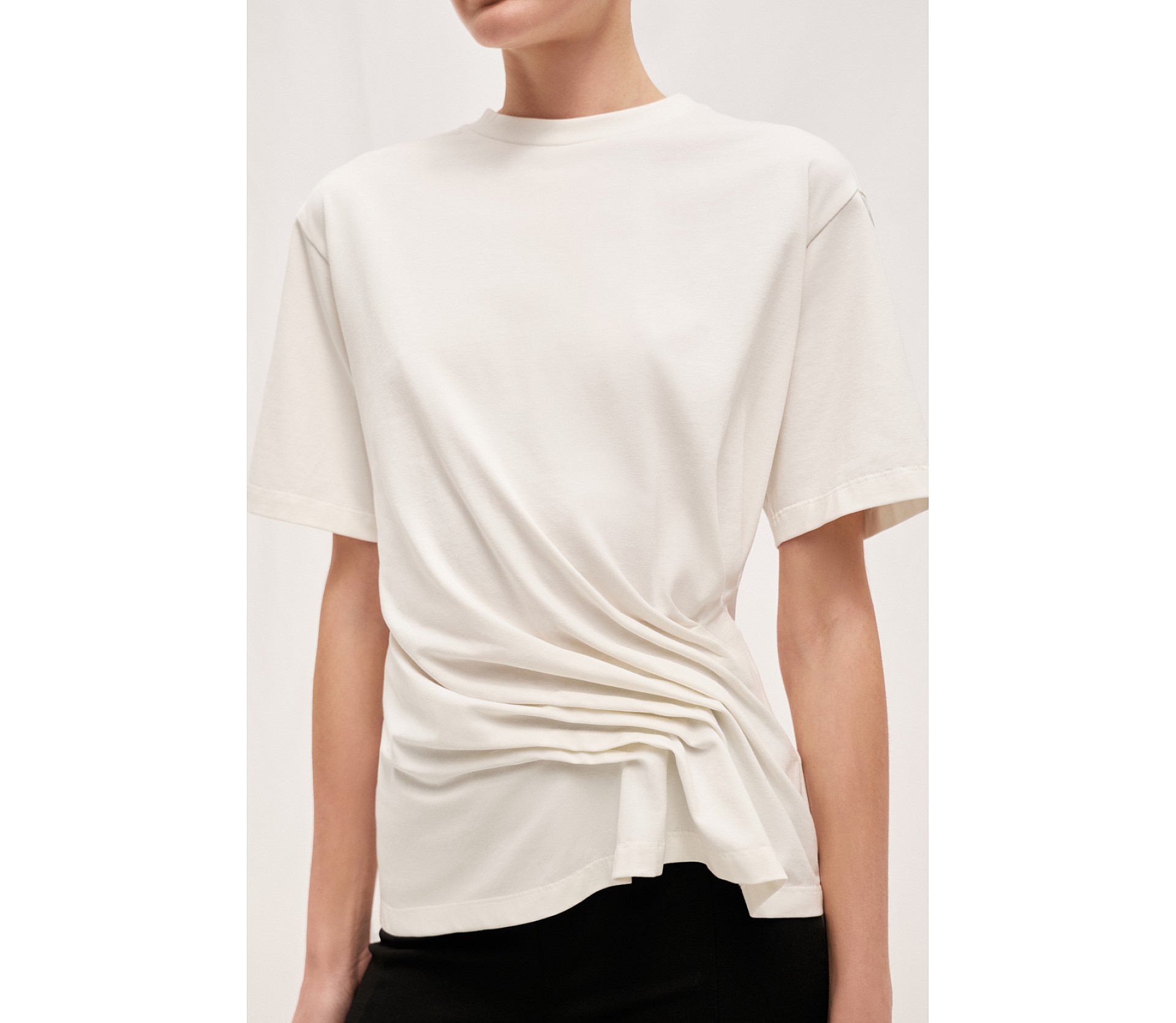 ФУТБОЛКА З АКЦЕНТНИМ ДРАПІРУВАННЯМ