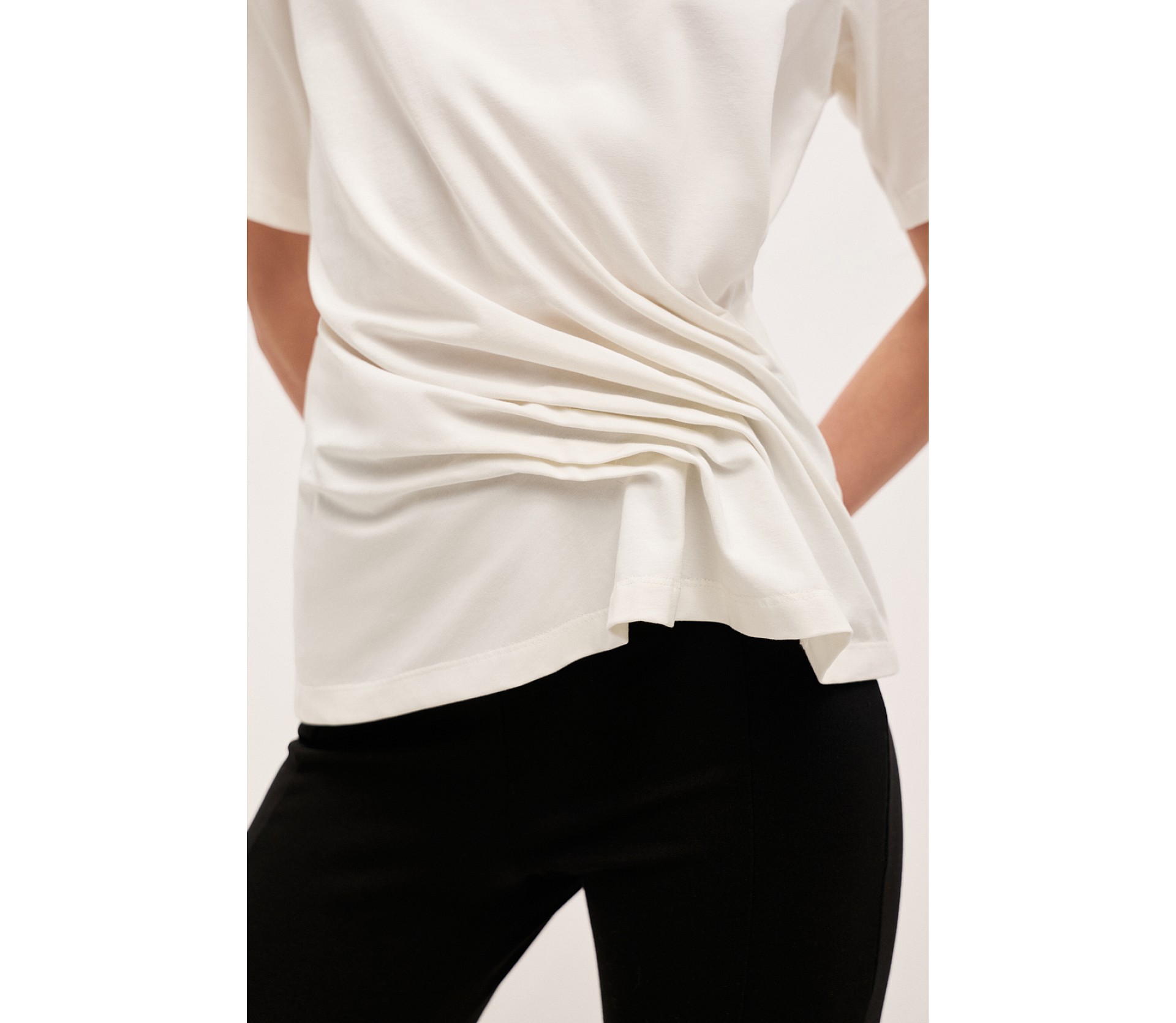 ФУТБОЛКА З АКЦЕНТНИМ ДРАПІРУВАННЯМ