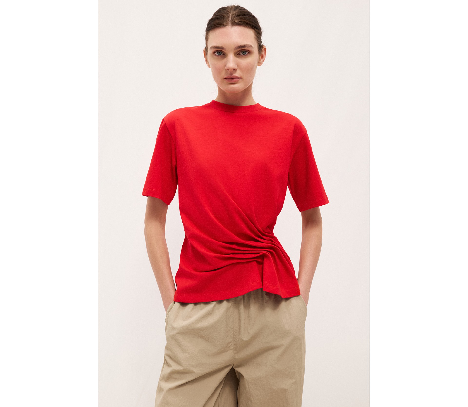 ФУТБОЛКА З АКЦЕНТНИМ ДРАПІРУВАННЯМ