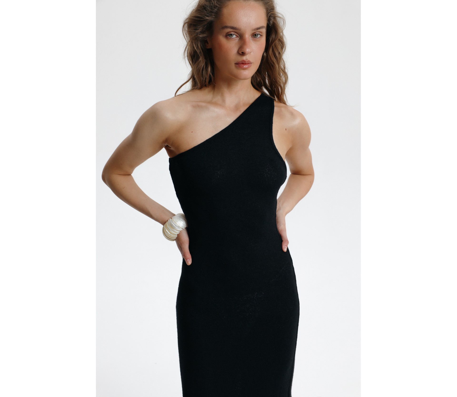 СУКНЯ З ФІГУРНИМ ВИРІЗОМ