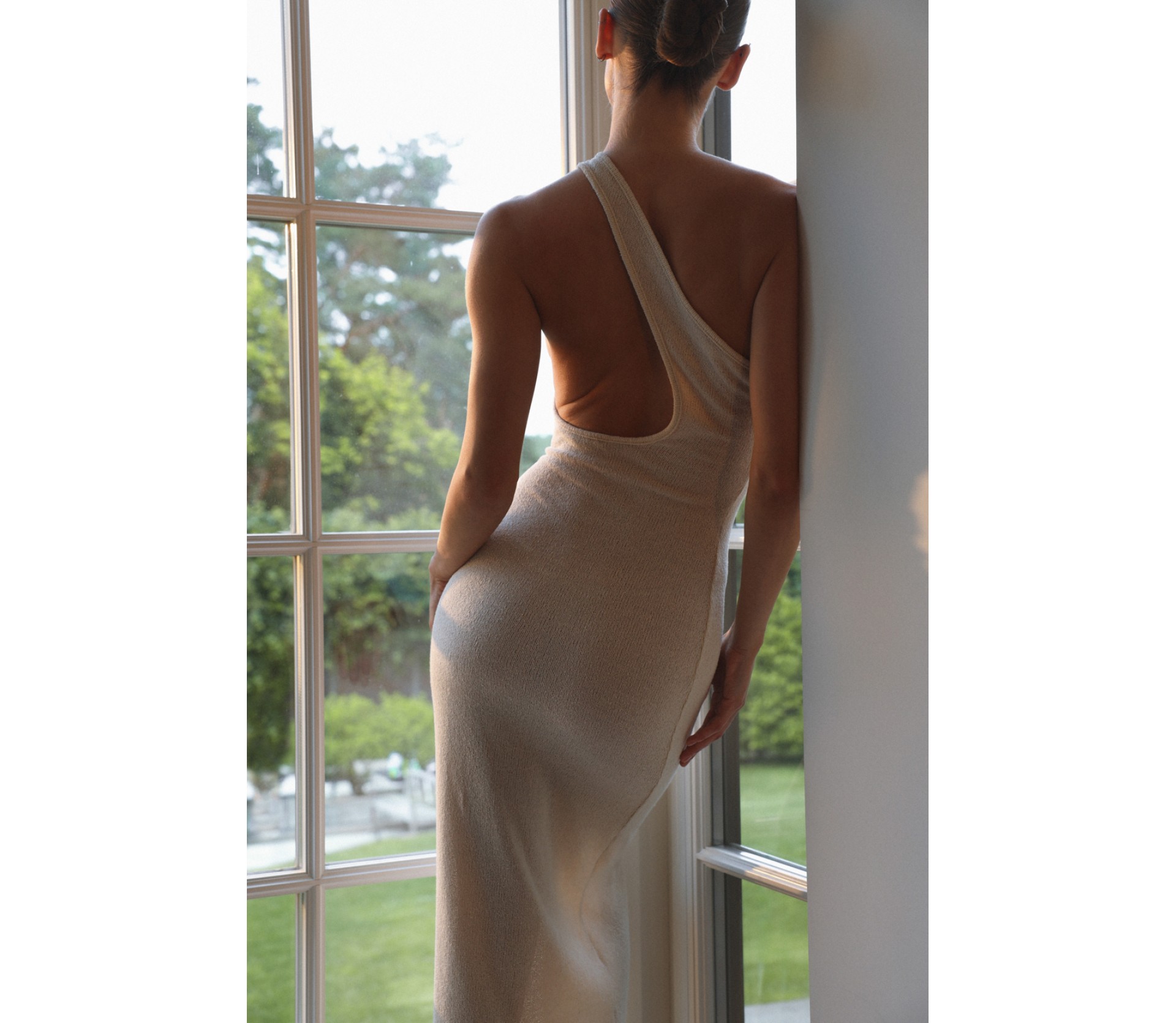 СУКНЯ З ФІГУРНИМ ВИРІЗОМ