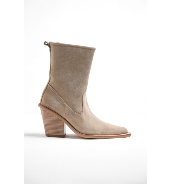 КОВБОЙКИ НА ПІДБОРАХ