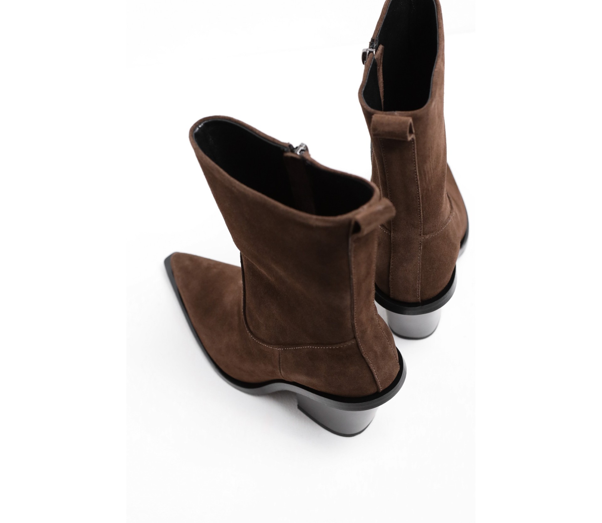 КОВБОЙКИ НА ПІДБОРАХ