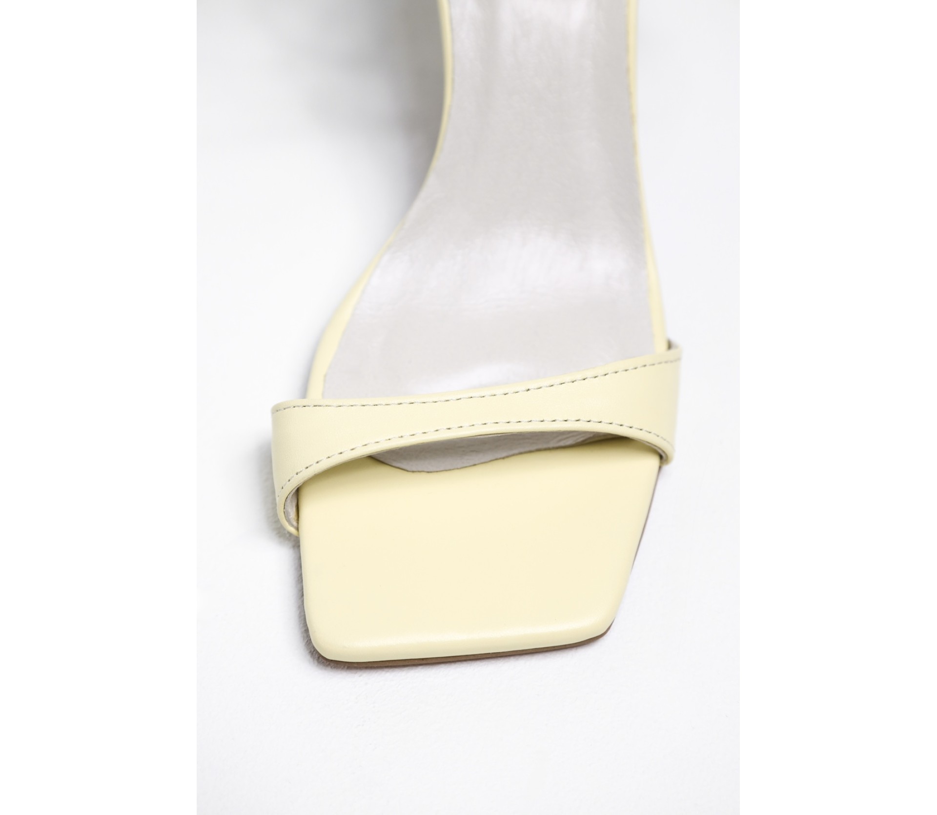 БОСОНІЖКИ НА ПІДБОРАХ