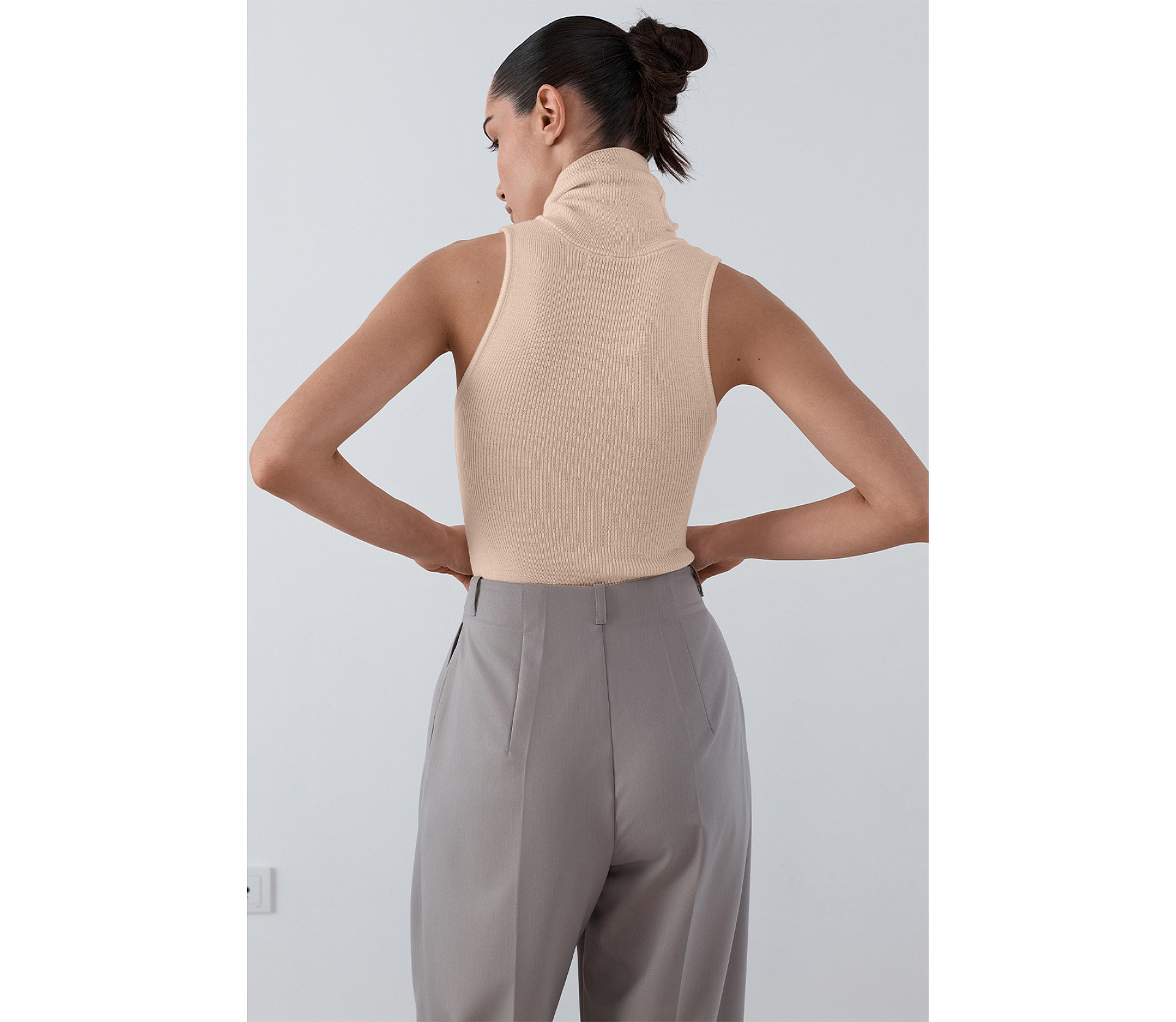 БОДІ В'ЯЗАНЕ З ВИСОКОЮ ГОРЛОВИНОЮ