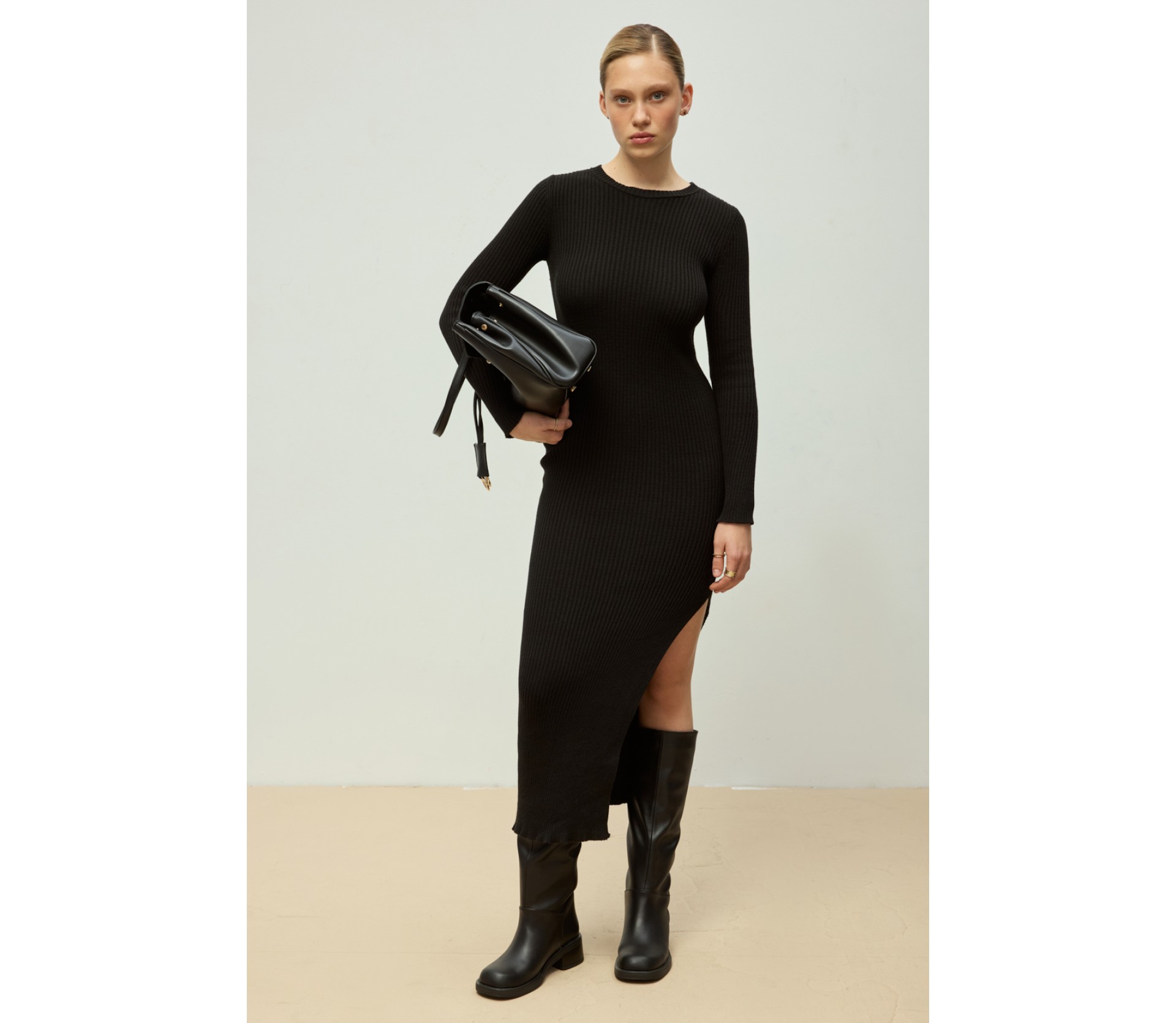 СУКНЯ З ВИРІЗОМ