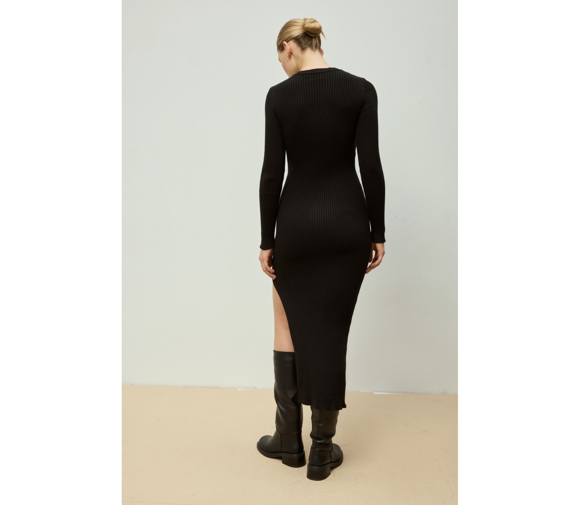 СУКНЯ З ВИРІЗОМ