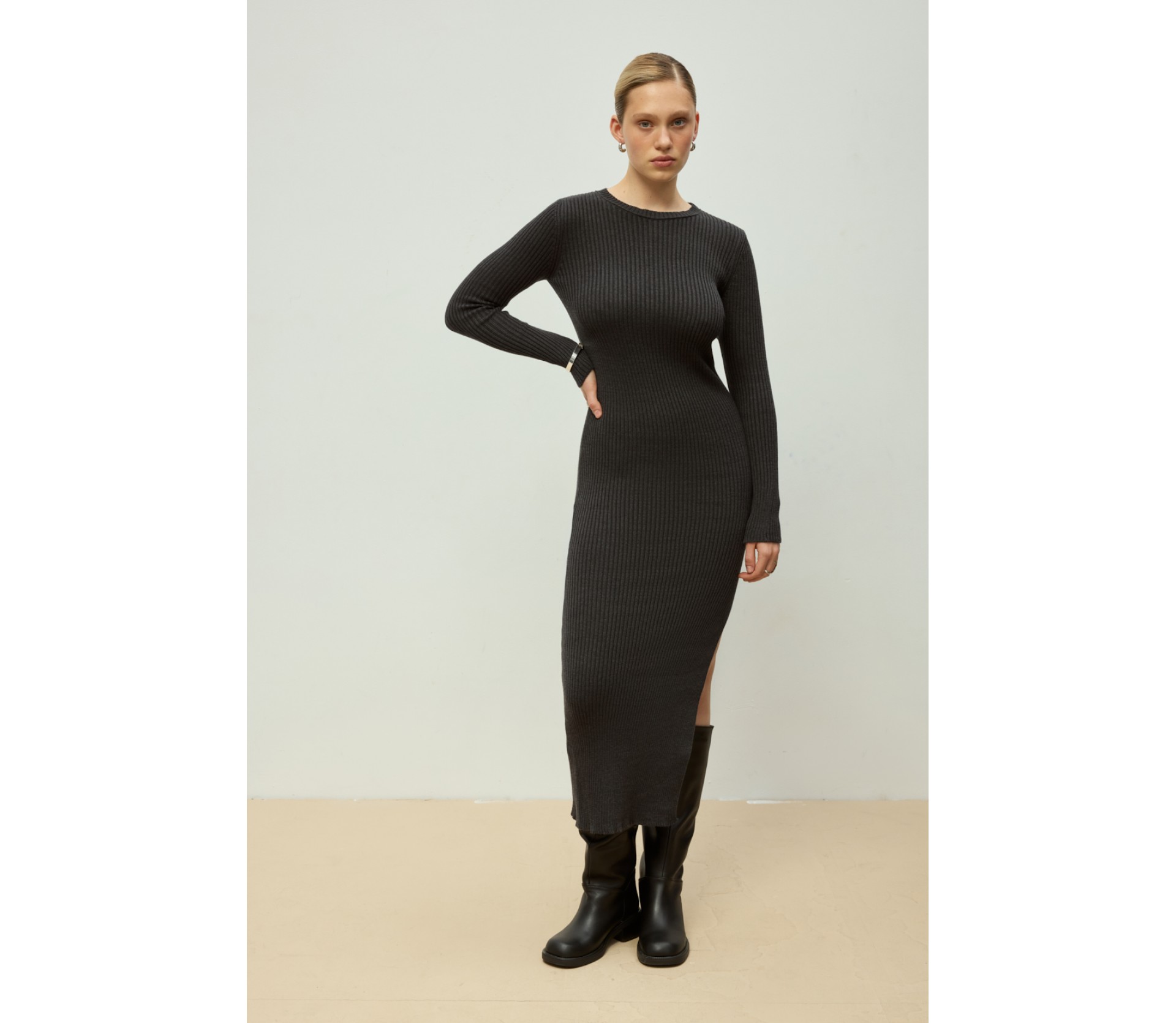 СУКНЯ З ВИРІЗОМ