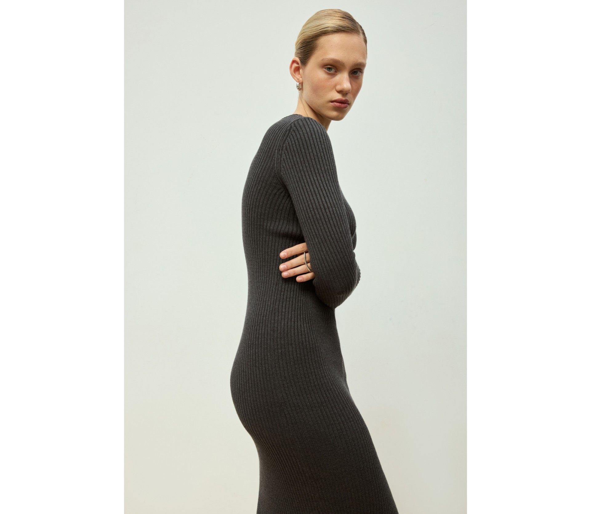 СУКНЯ З ВИРІЗОМ