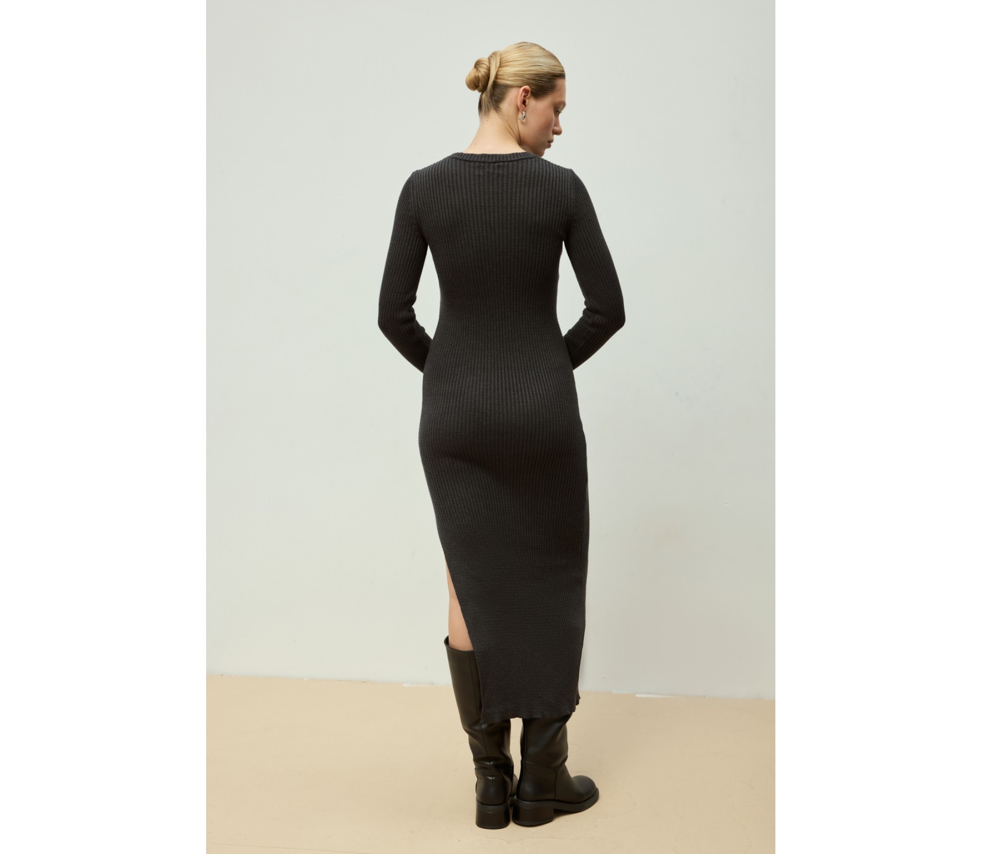 СУКНЯ З ВИРІЗОМ