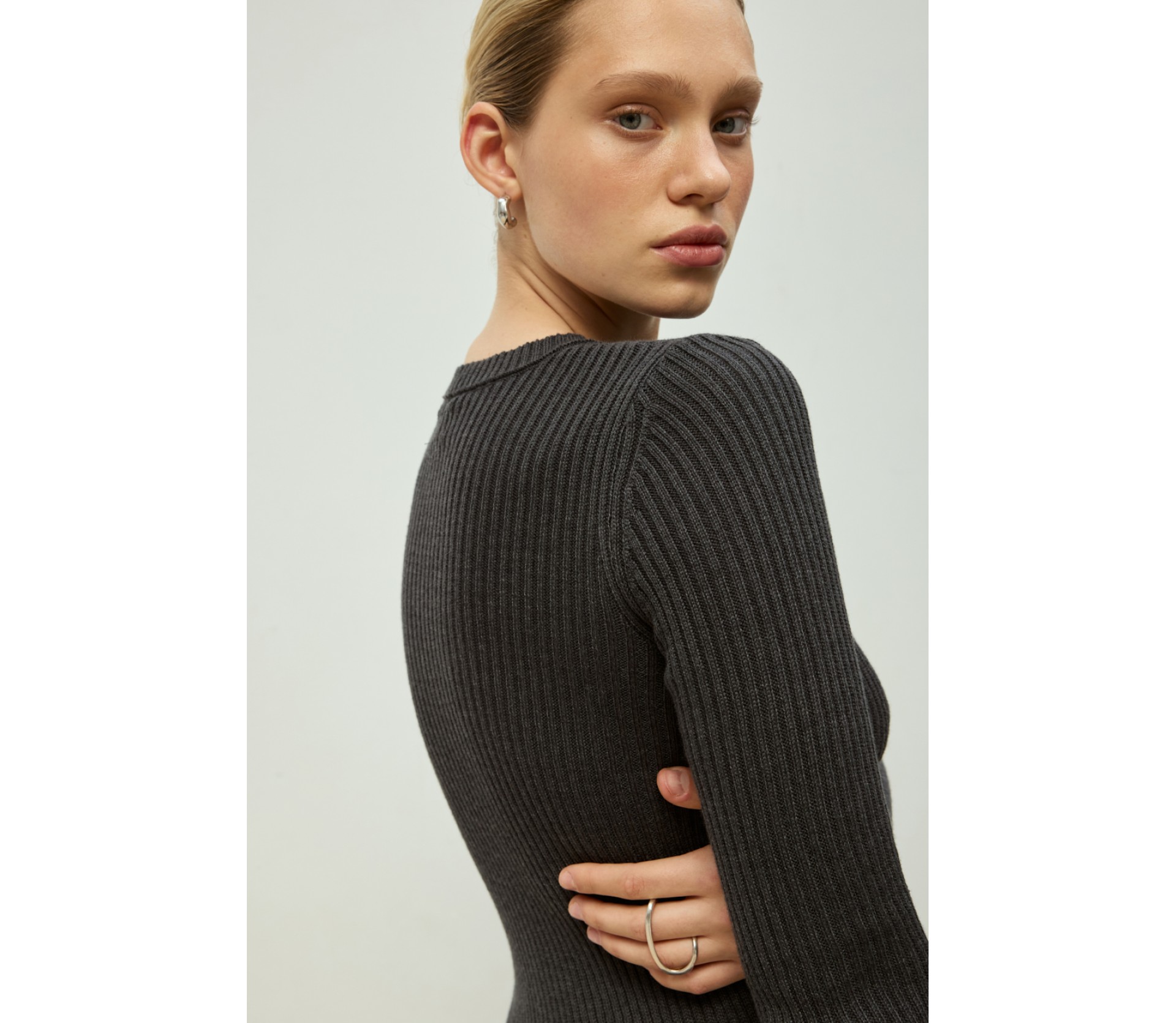 СУКНЯ З ВИРІЗОМ