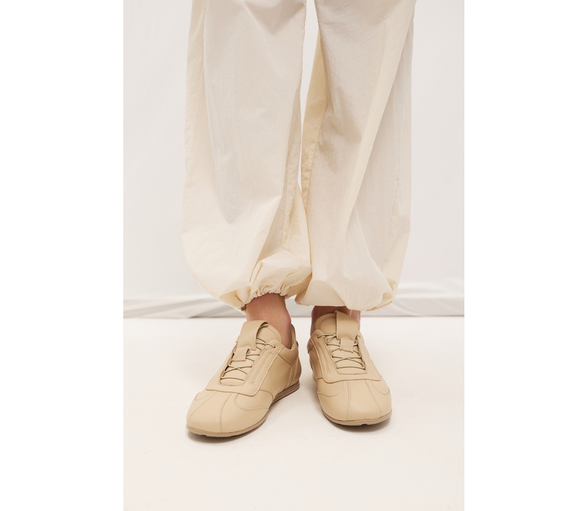 КРОССОВКИ КОЖАНЫЕ НА ТОНКОЙ ПОДОШВЕ