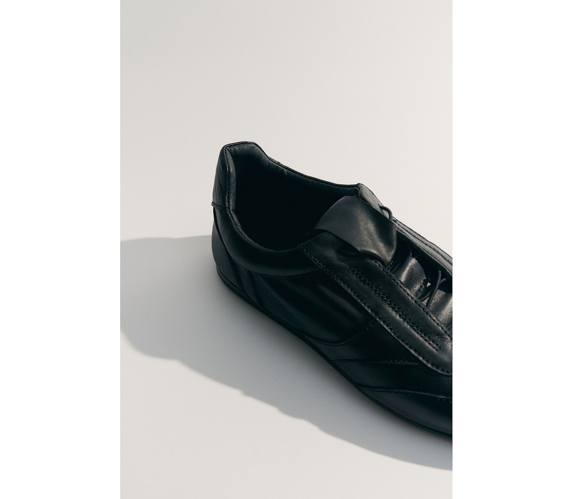 КРОСІВКИ ШКІРЯНІ НА ТОНКІЙ ПІДОШВІ