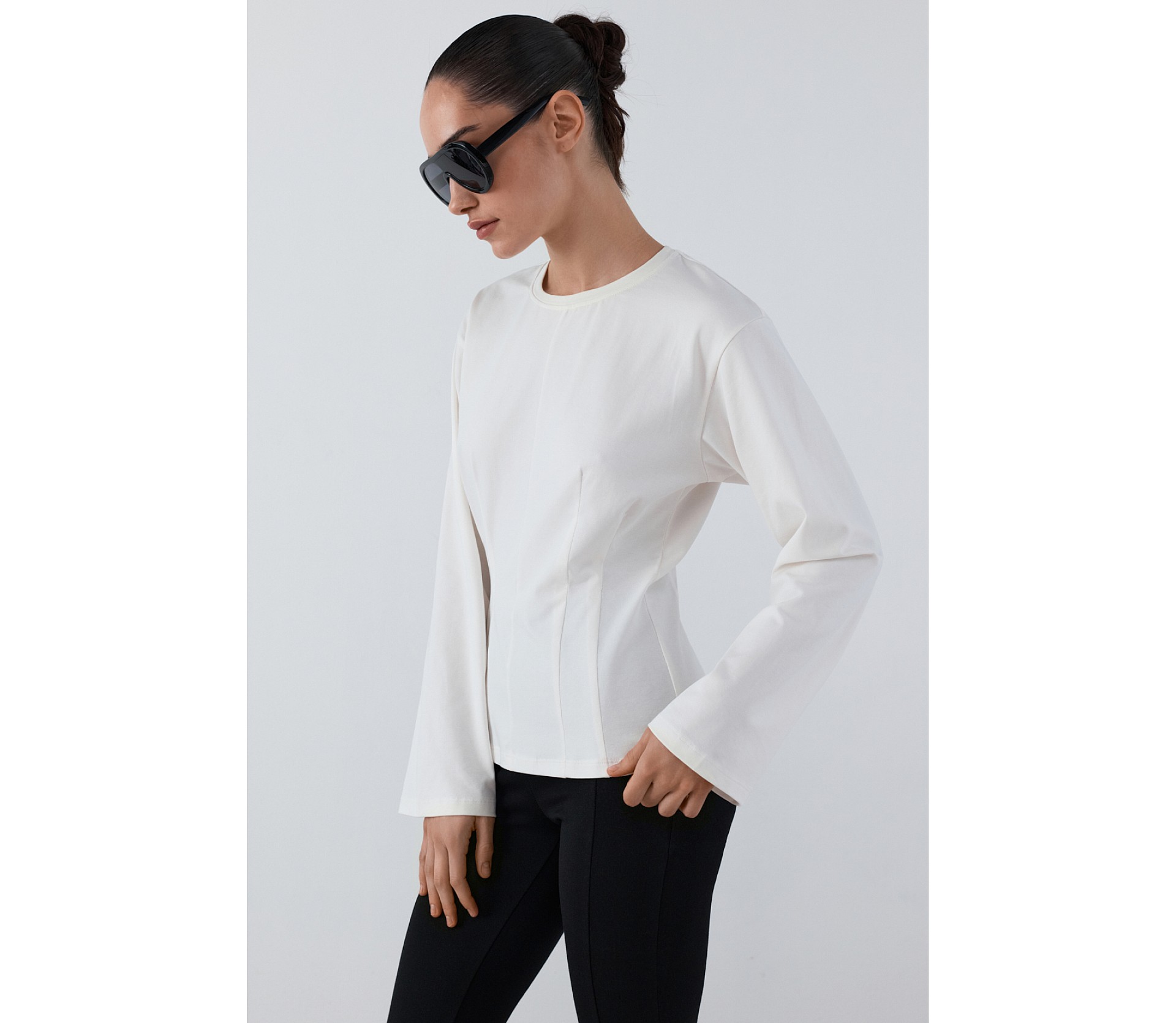 ЛОНГСЛІВ З АКЦЕНТНИМИ ПЛЕЧИМА