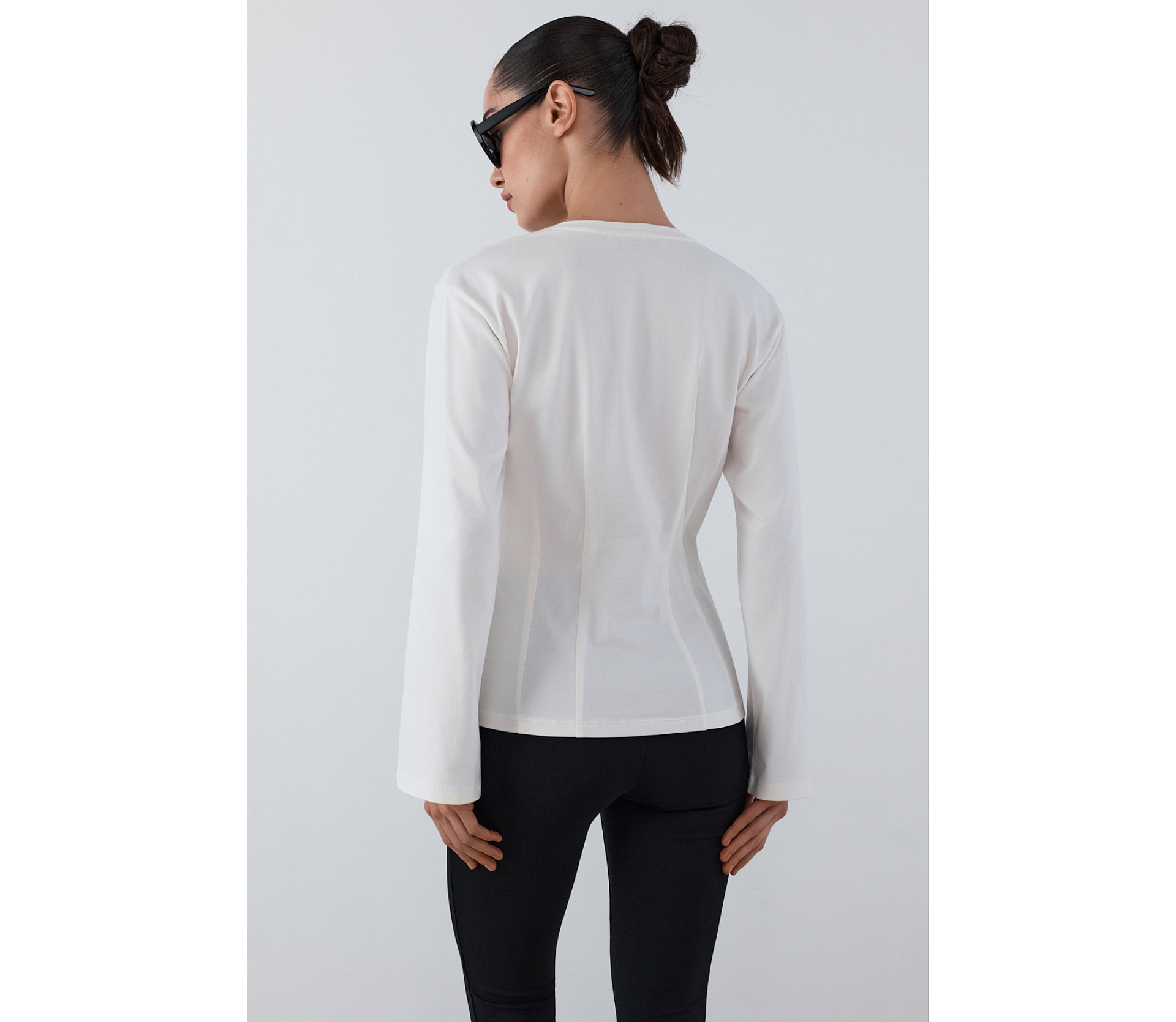 ЛОНГСЛІВ З АКЦЕНТНИМИ ПЛЕЧИМА