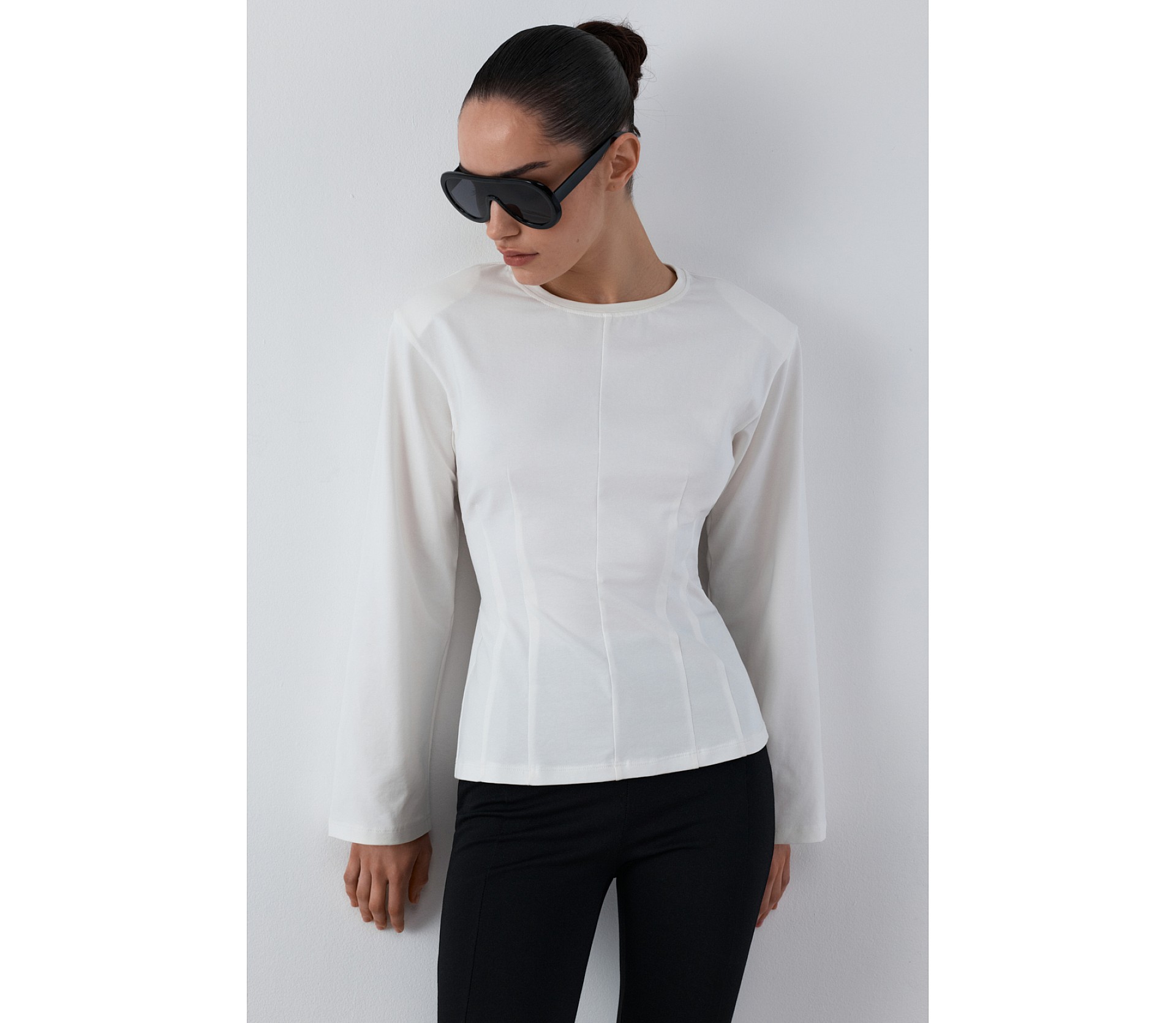 ЛОНГСЛІВ З АКЦЕНТНИМИ ПЛЕЧИМА