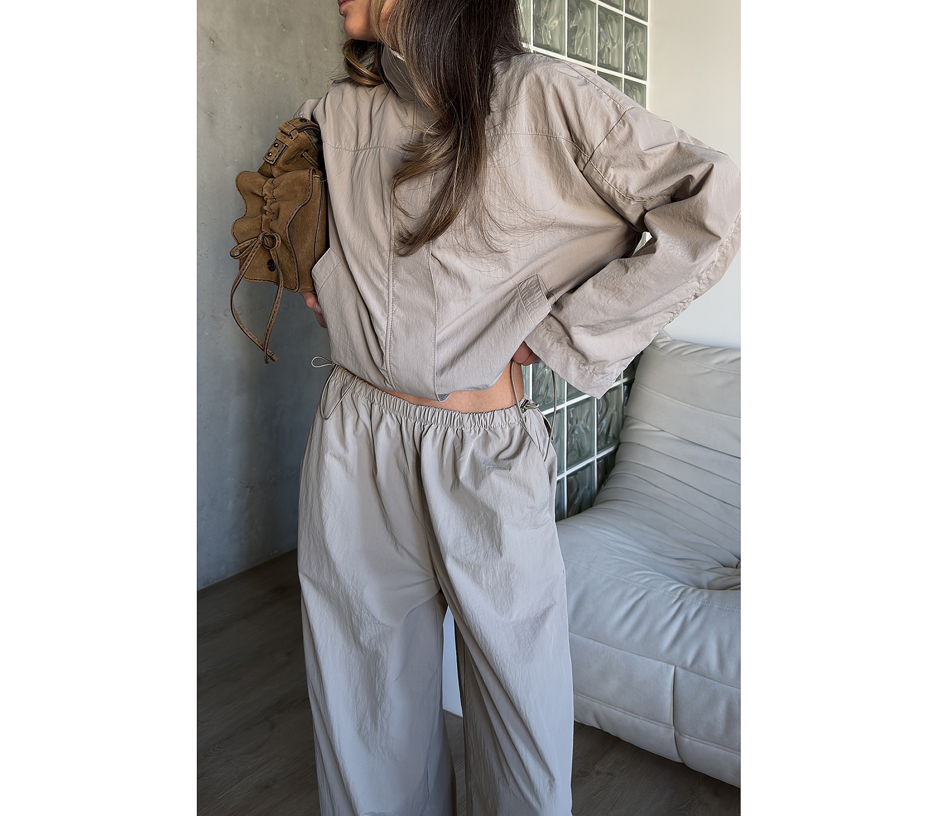 КУРТКА НЕЙЛОНОВА НА БЛИСКАВЦІ