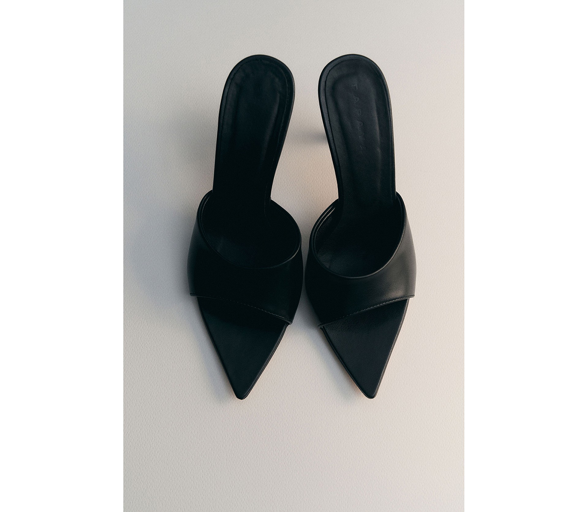 МЮЛІ НА ВИСОКИХ ПІДБОРАХ