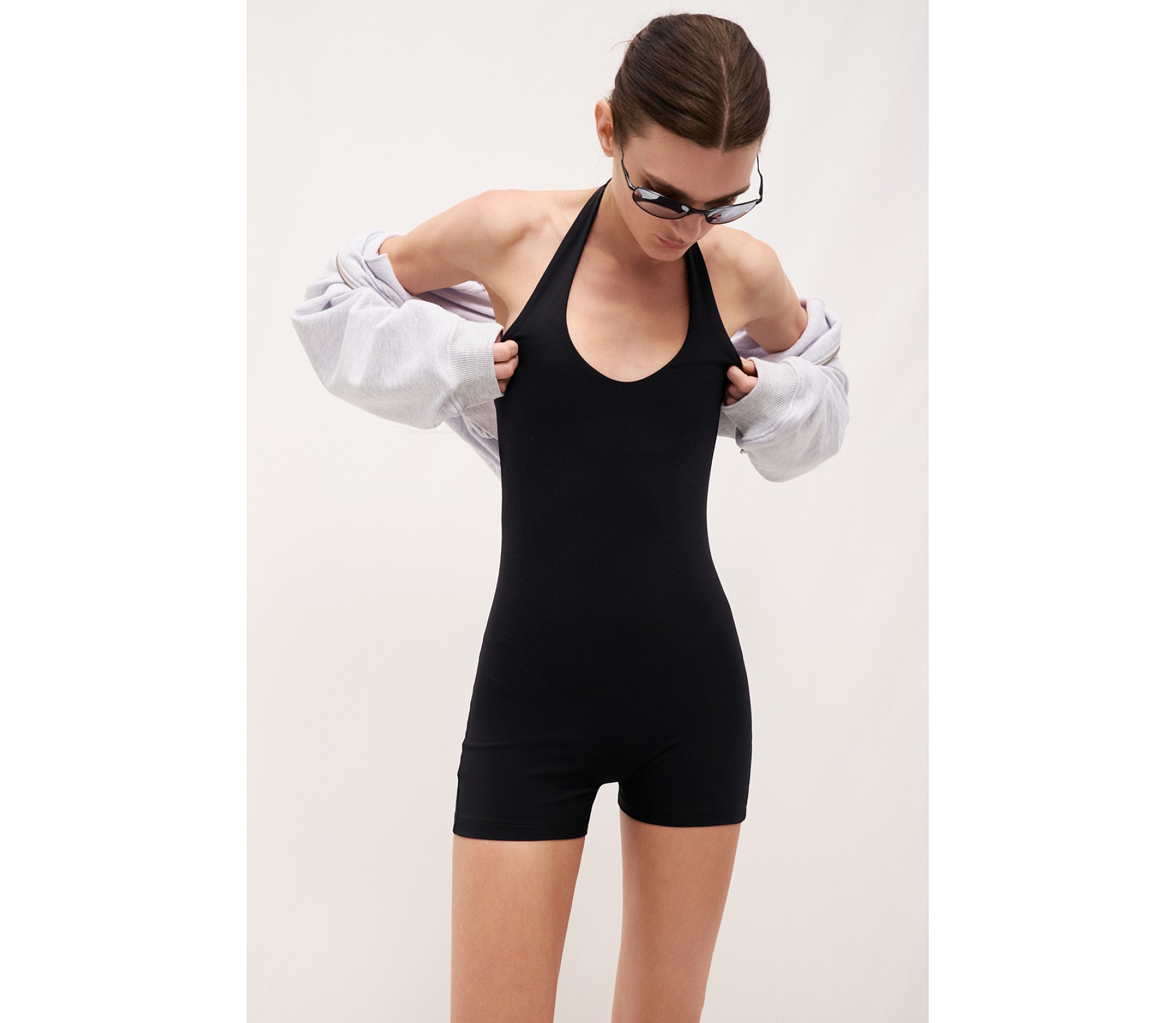 КОМБІНЕЗОН З V-ПОДІБНИМ ВИРІЗОМ