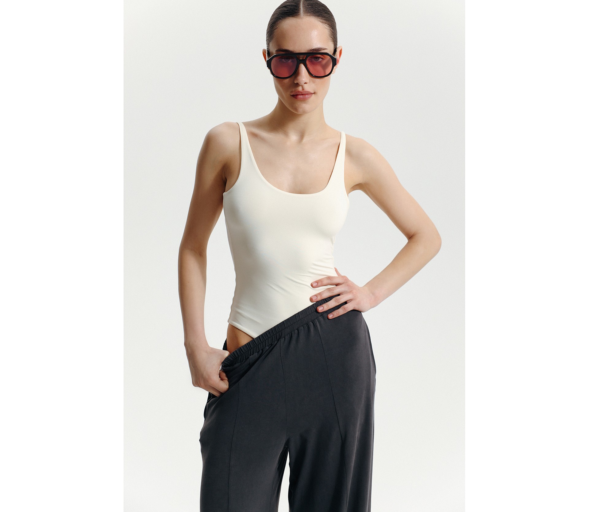 БОДІ З РЕГУЛЬОВАНИМИ БРЕТЕЛЯМИ