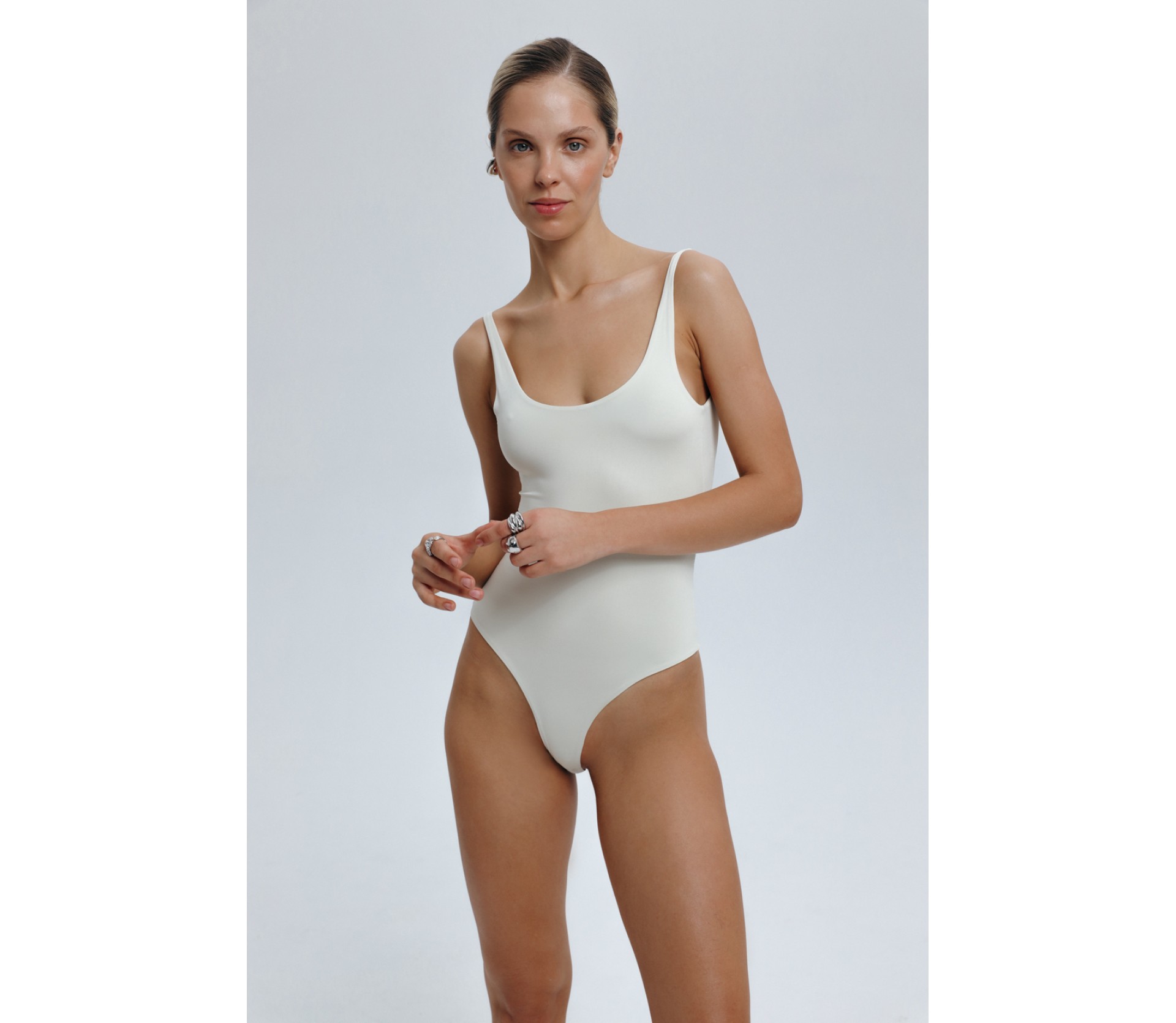 БОДІ З РЕГУЛЬОВАНИМИ БРЕТЕЛЯМИ