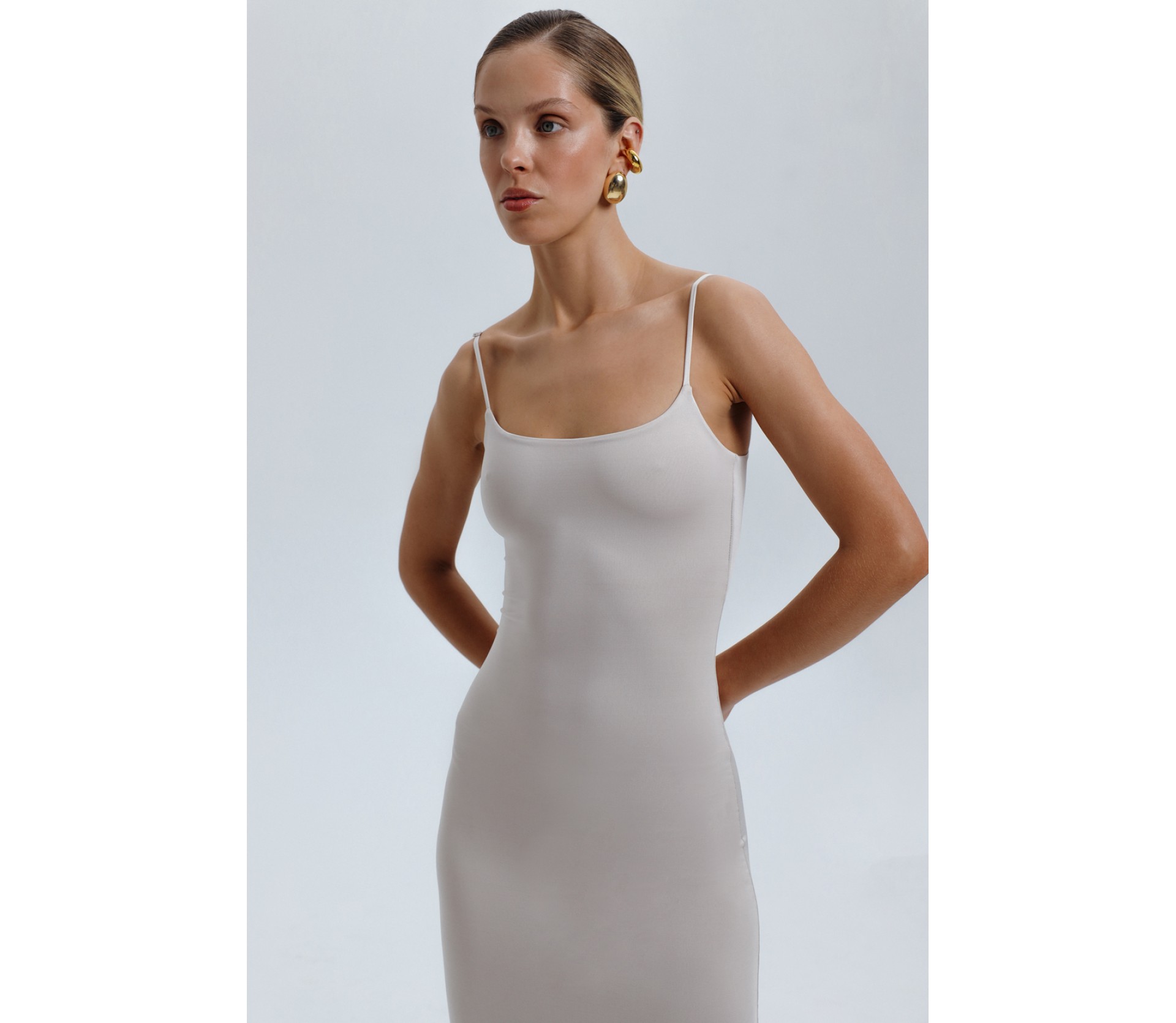 СУКНЯ ПРИТАЛЕНА НА БРЕТЕЛЯХ