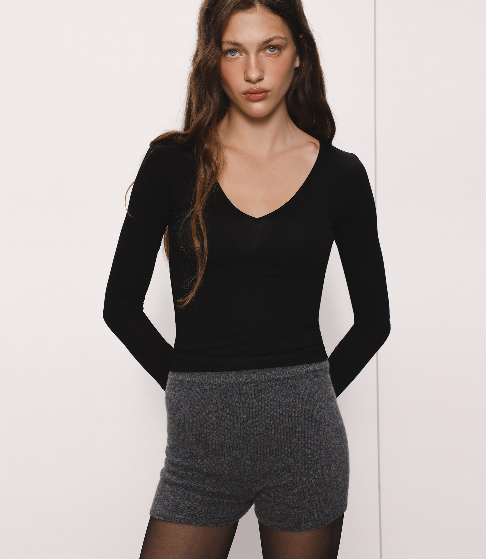 ДЖЕМПЕР З V-ПОДІБНИМ ВИРІЗОМ