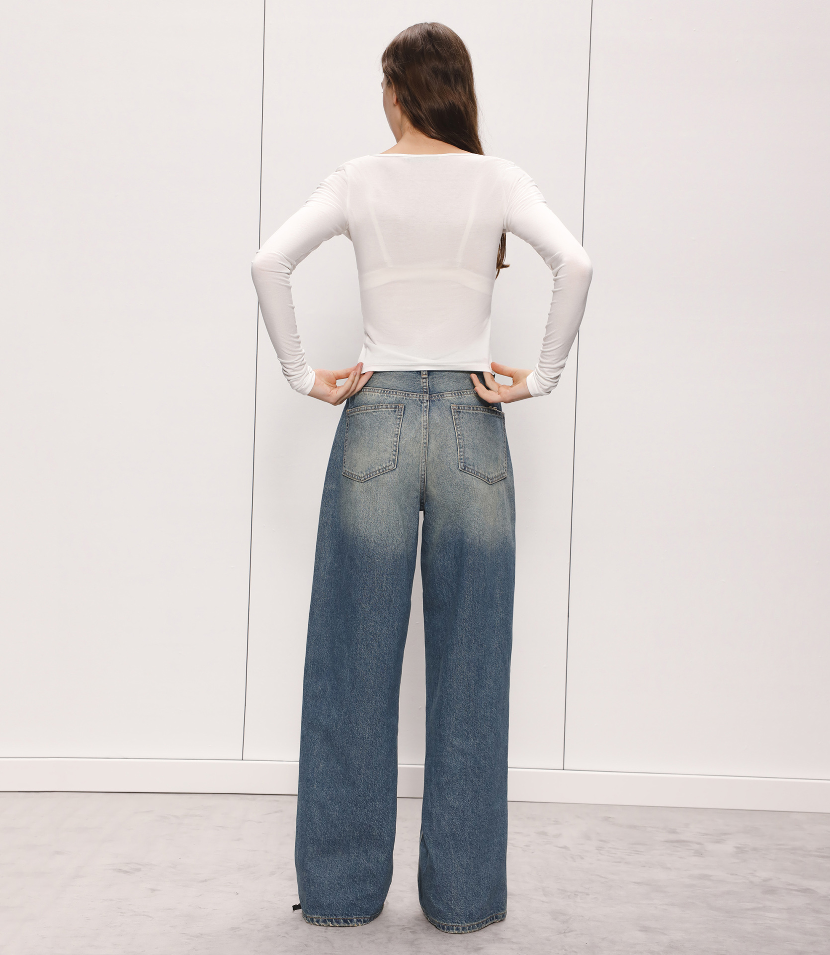 ДЖЕМПЕР З V-ПОДІБНИМ ВИРІЗОМ