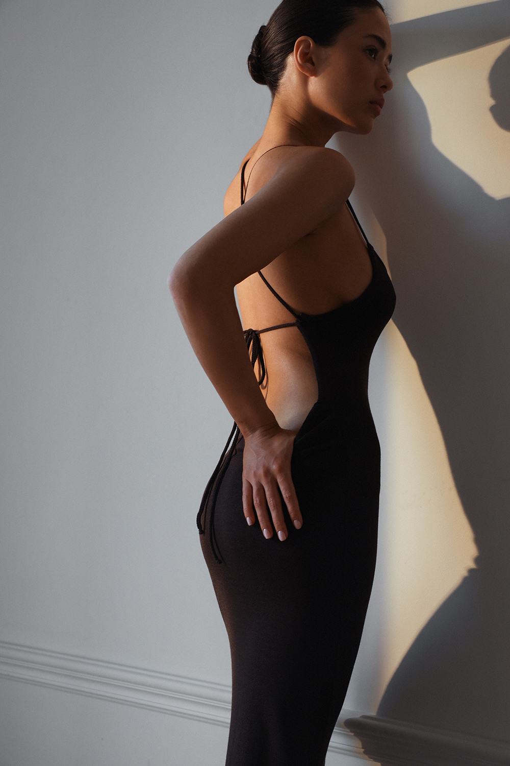 СУКНЯ З ВІДКРИТОЮ СПИНОЮ НА ЗАВ’ЯЗКАХ