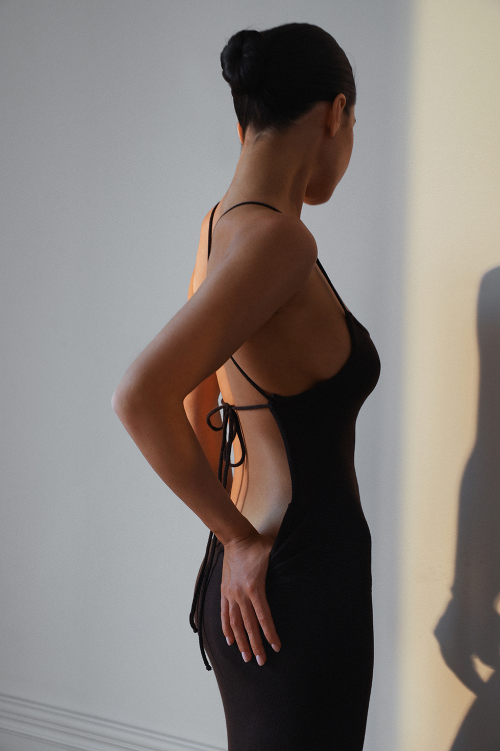 СУКНЯ З ВІДКРИТОЮ СПИНОЮ НА ЗАВ’ЯЗКАХ