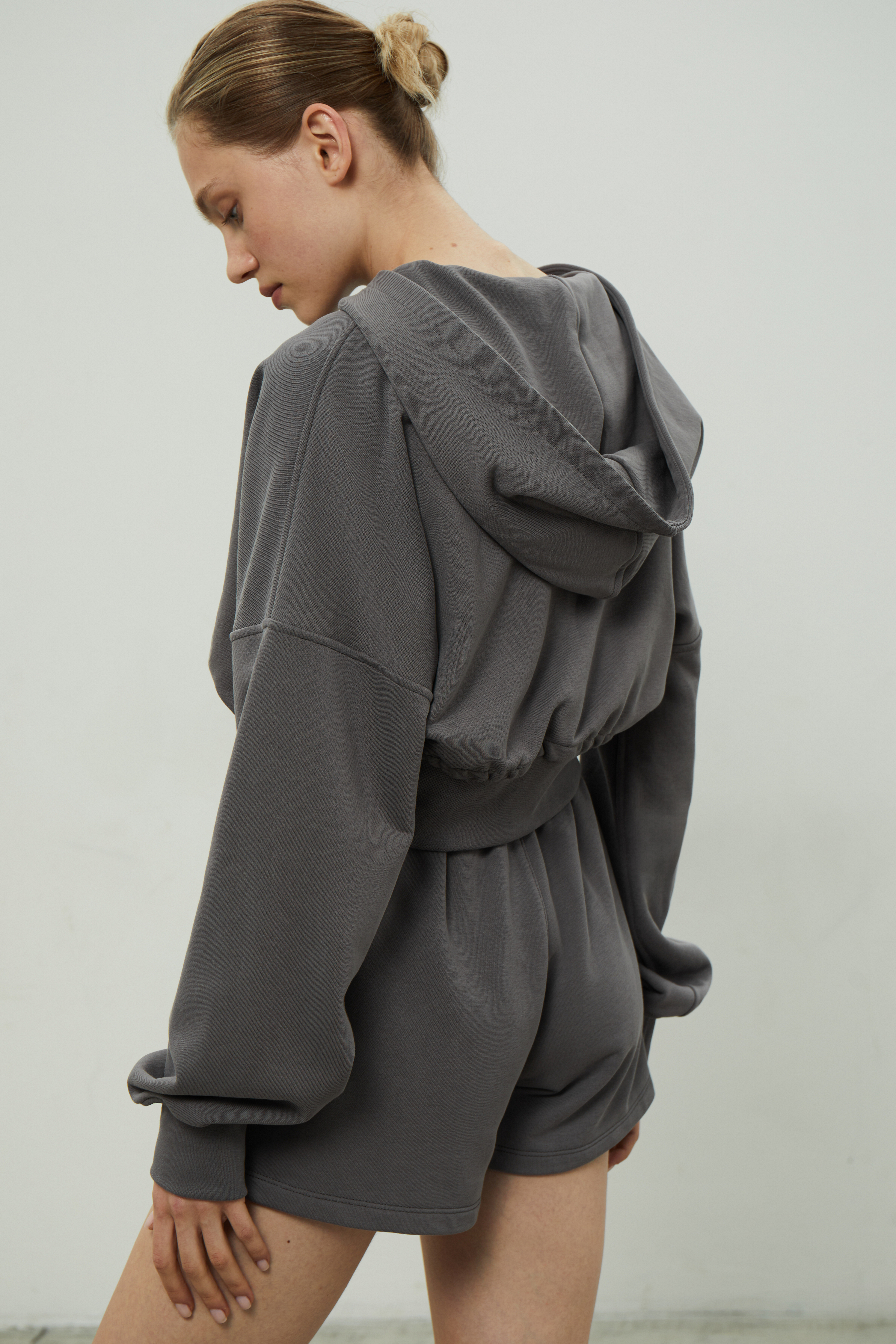 【yo BIOTOP】Cropped sweat shirt 010506-2033-01.jpg?sw=418&sh=
