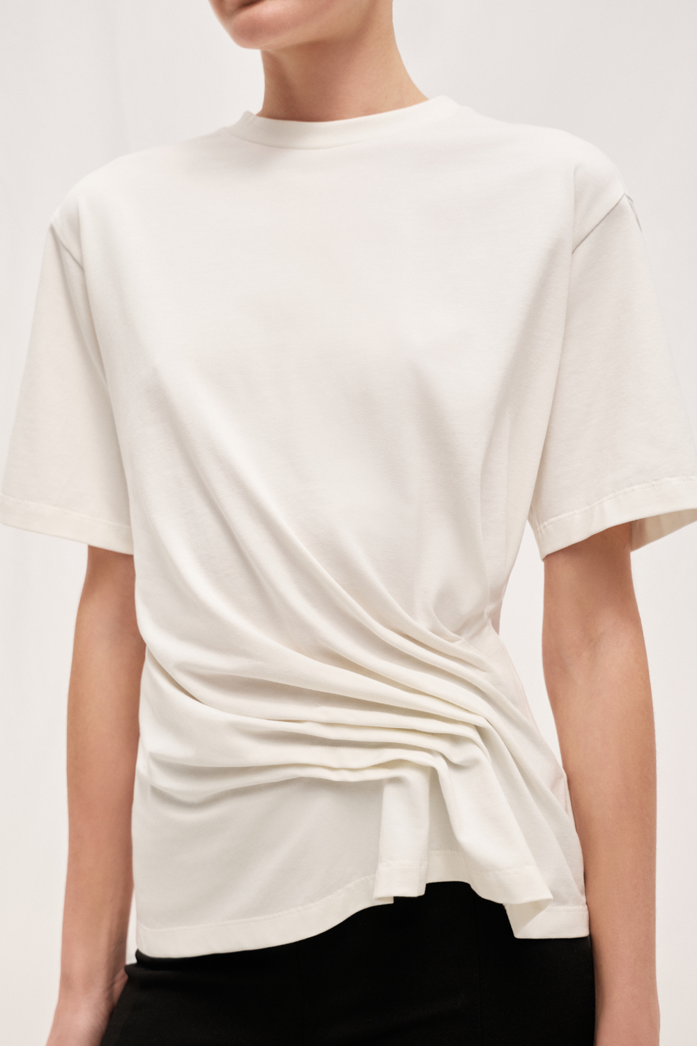 ФУТБОЛКА З АКЦЕНТНИМ ДРАПІРУВАННЯМ