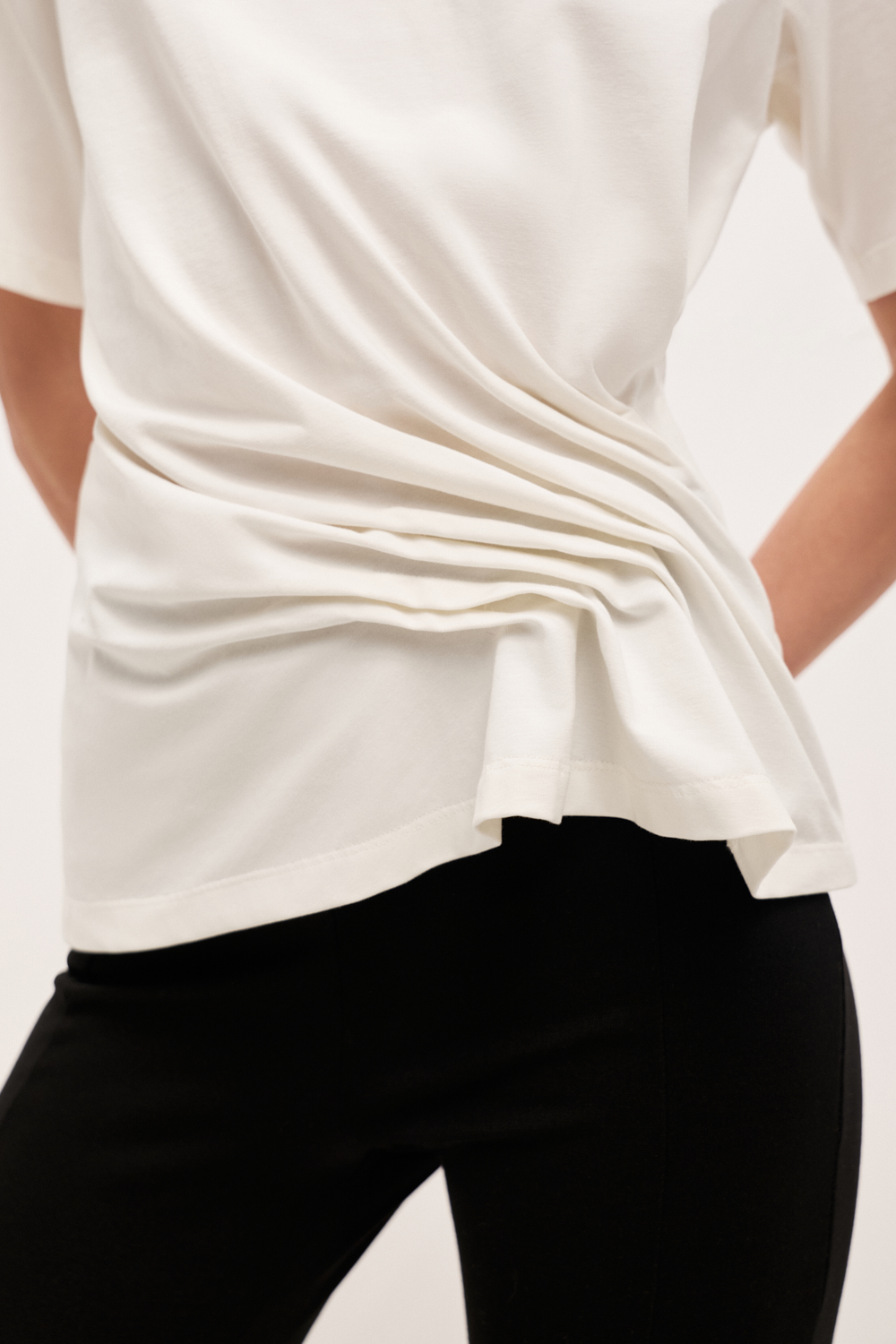 ФУТБОЛКА З АКЦЕНТНИМ ДРАПІРУВАННЯМ