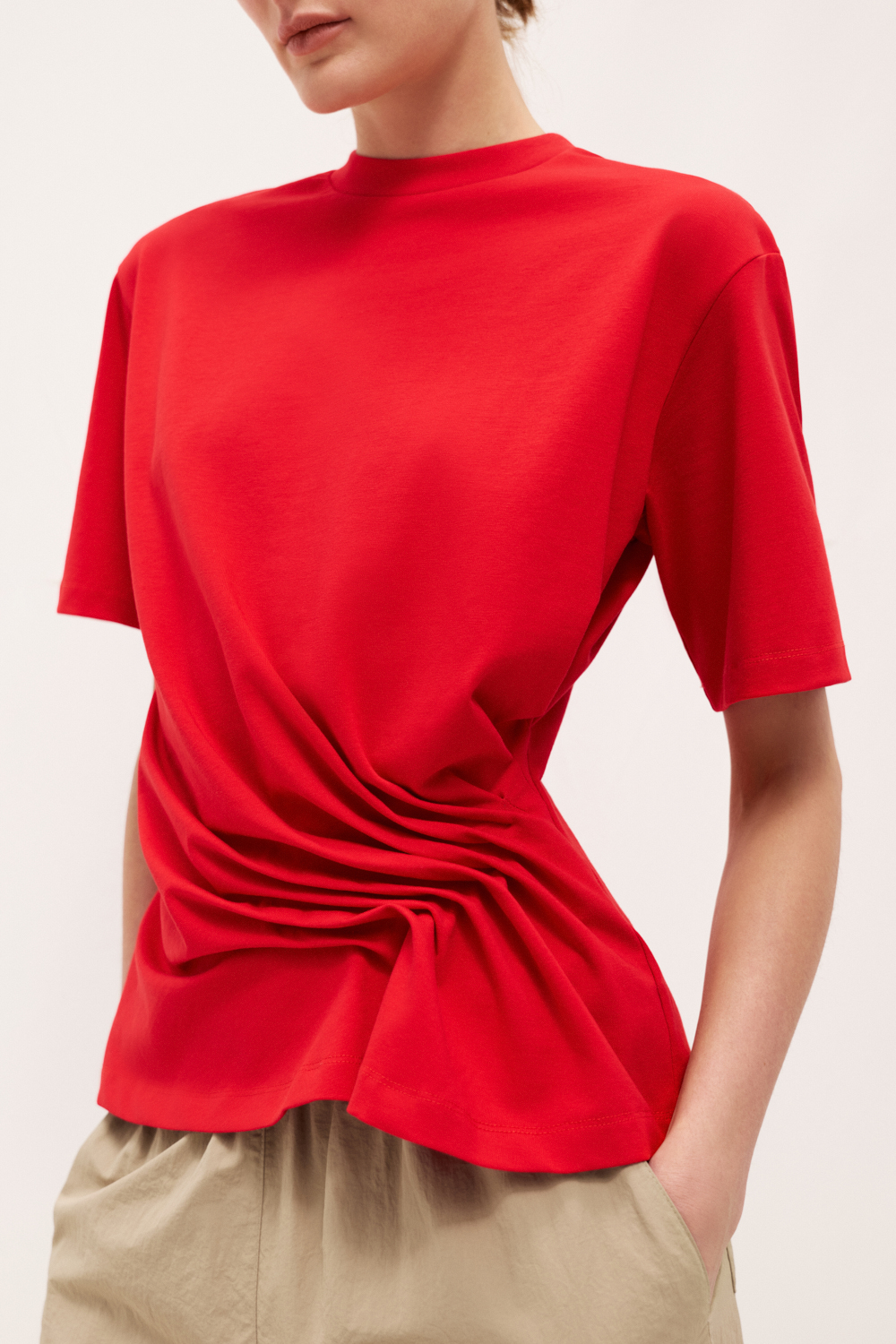 ФУТБОЛКА З АКЦЕНТНИМ ДРАПІРУВАННЯМ