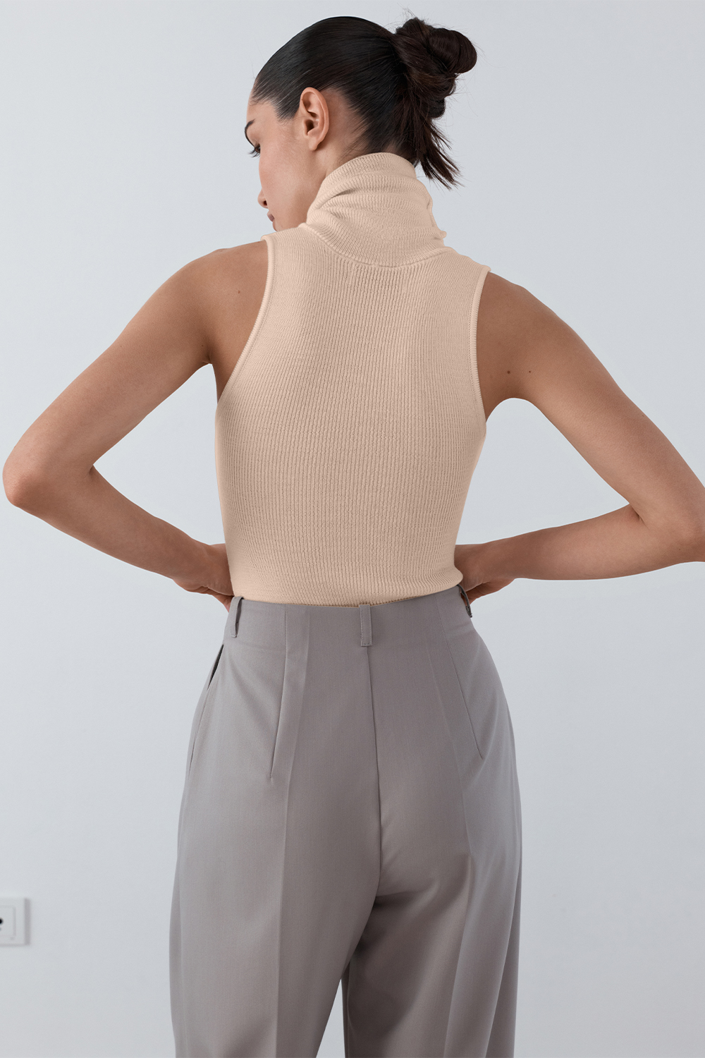 БОДІ В'ЯЗАНЕ З ВИСОКОЮ ГОРЛОВИНОЮ