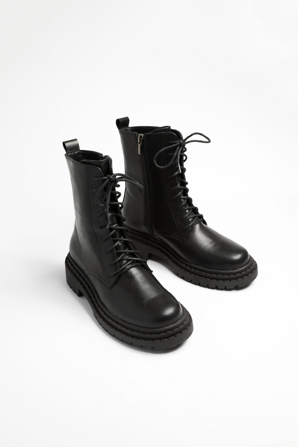 ЧЕРЕВИКИ МАСИВНІ НА ШНУРІВЦІ