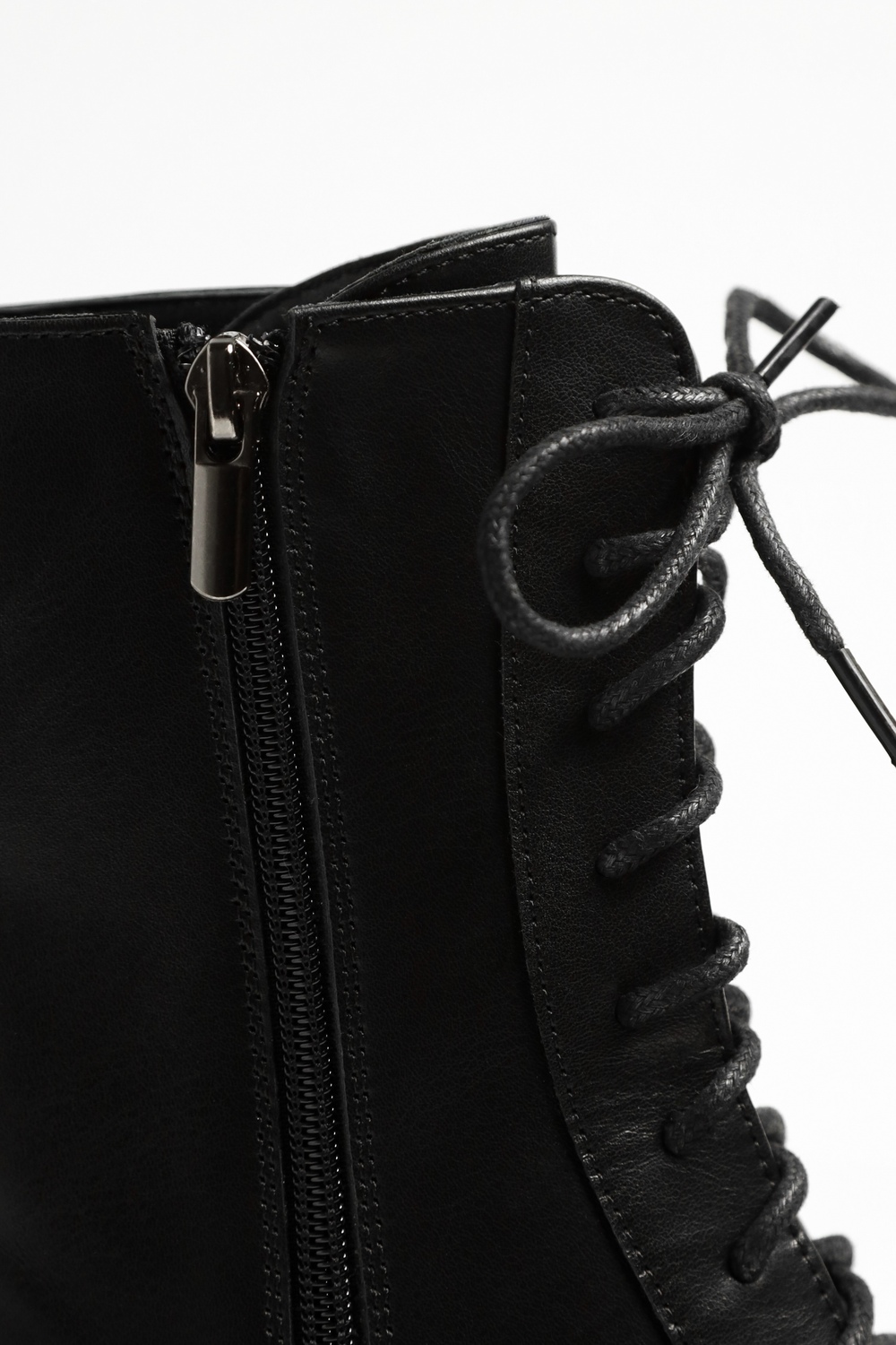 ЧЕРЕВИКИ МАСИВНІ НА ШНУРІВЦІ