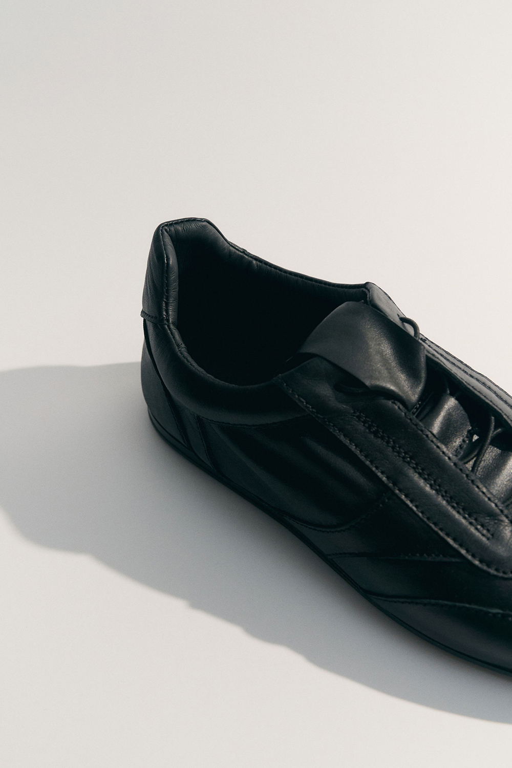 КРОСІВКИ ШКІРЯНІ НА ТОНКІЙ ПІДОШВІ