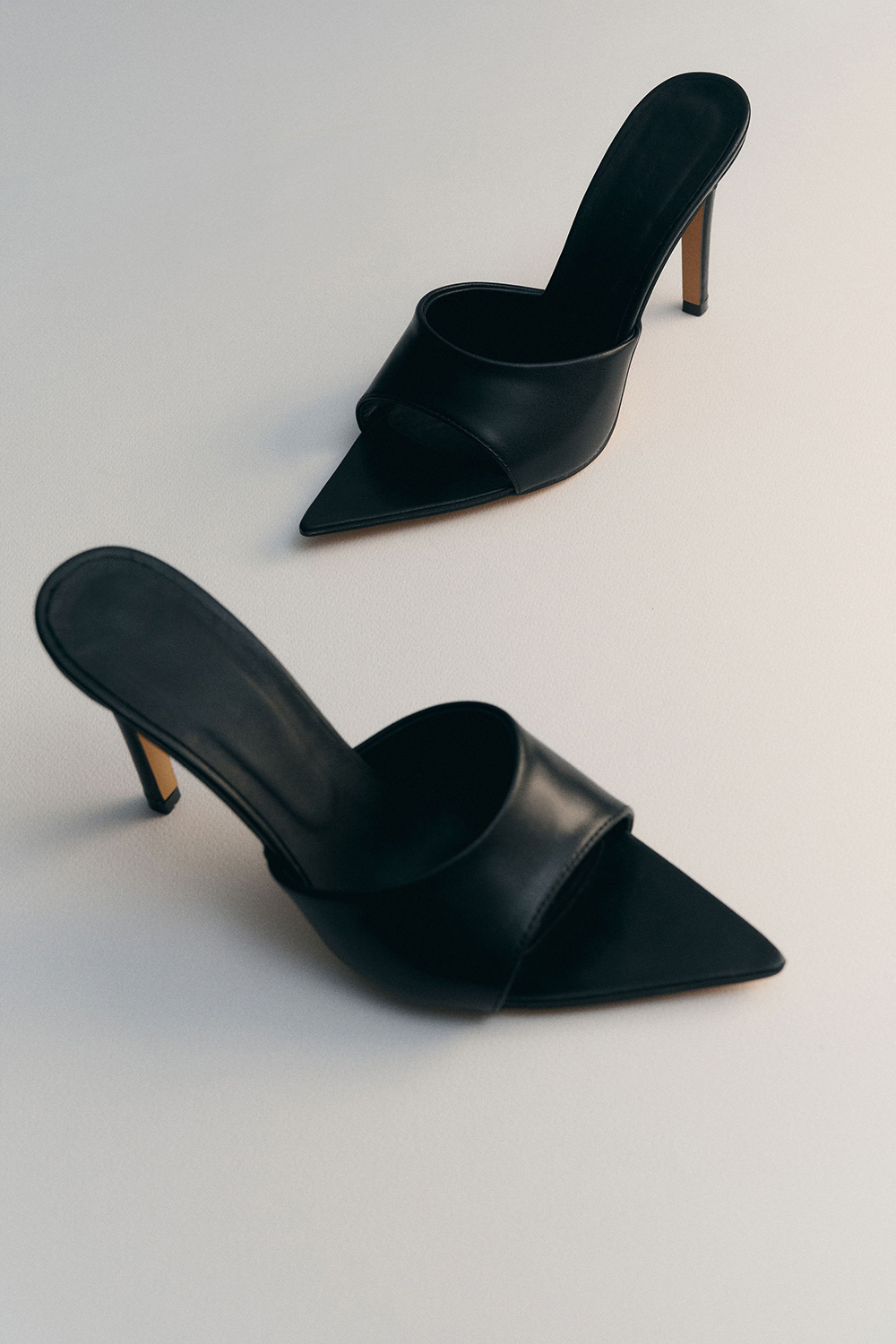 МЮЛІ НА ВИСОКИХ ПІДБОРАХ