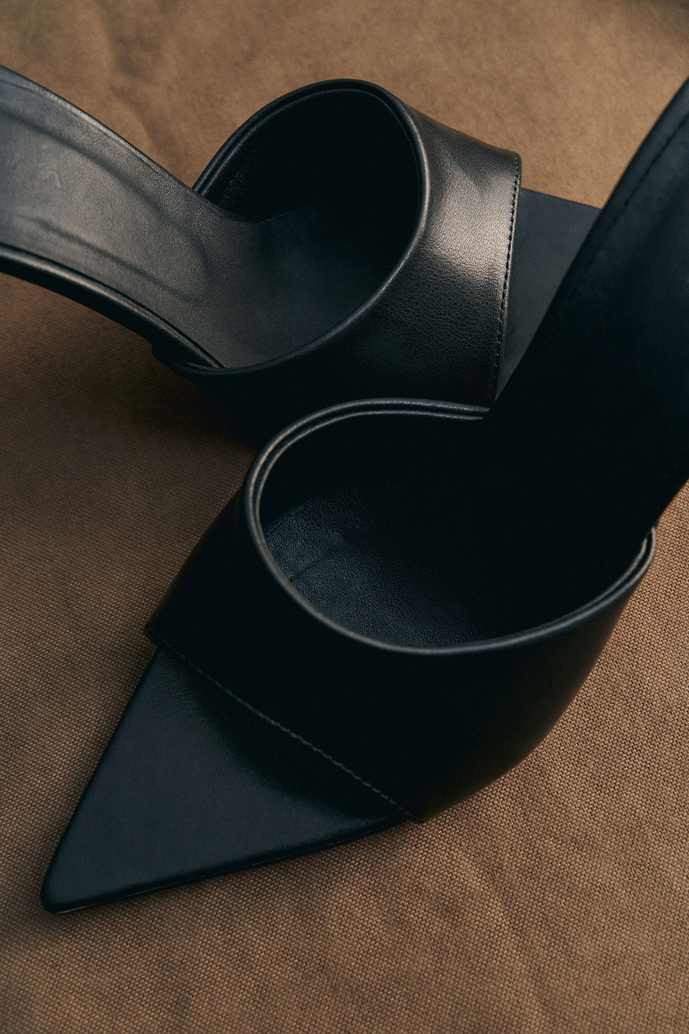 МЮЛІ НА ВИСОКИХ ПІДБОРАХ