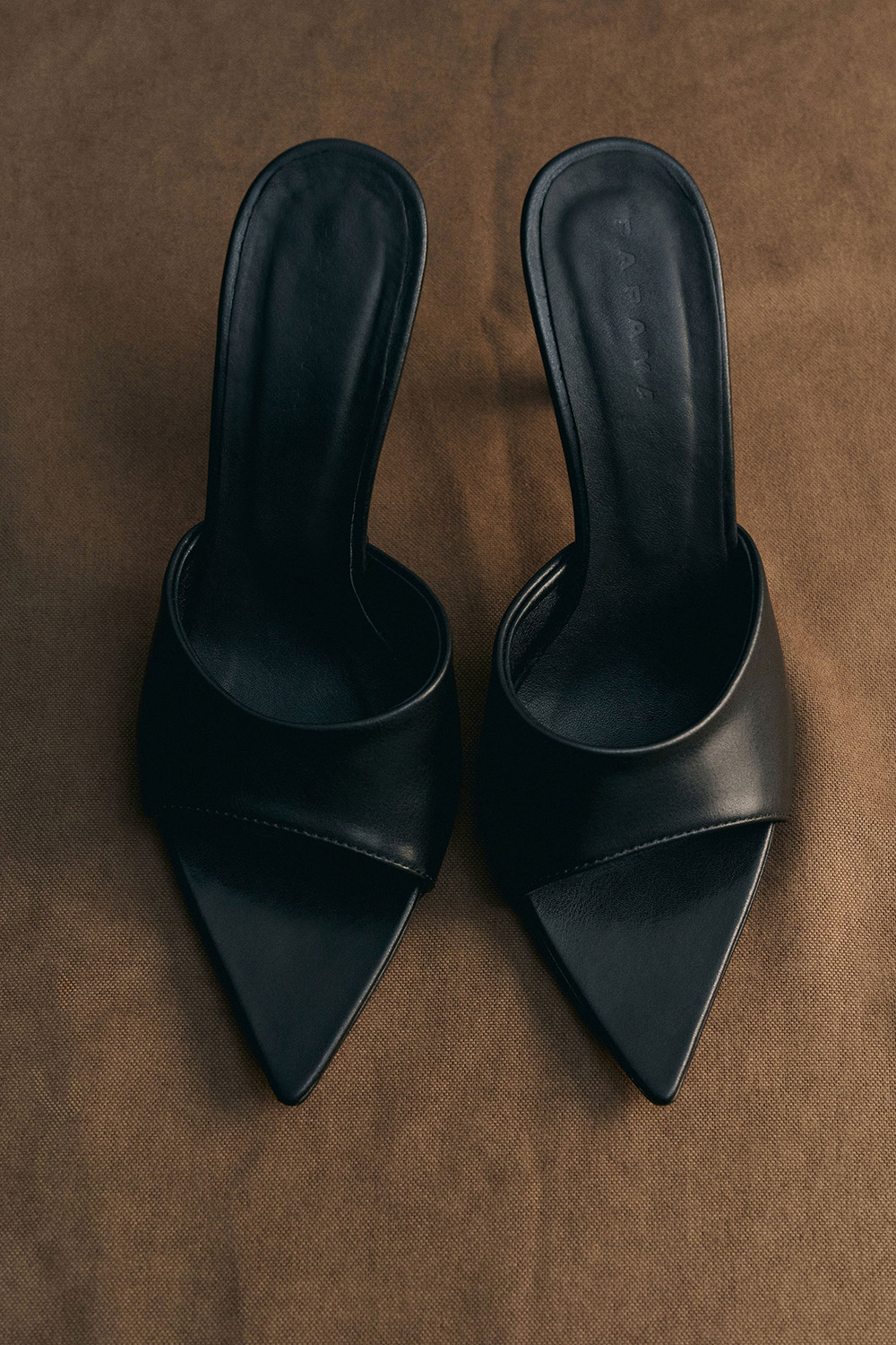 МЮЛІ НА ВИСОКИХ ПІДБОРАХ