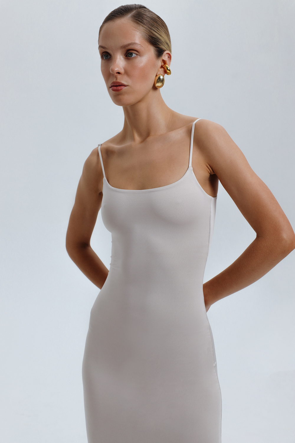 СУКНЯ ПРИТАЛЕНА НА БРЕТЕЛЯХ