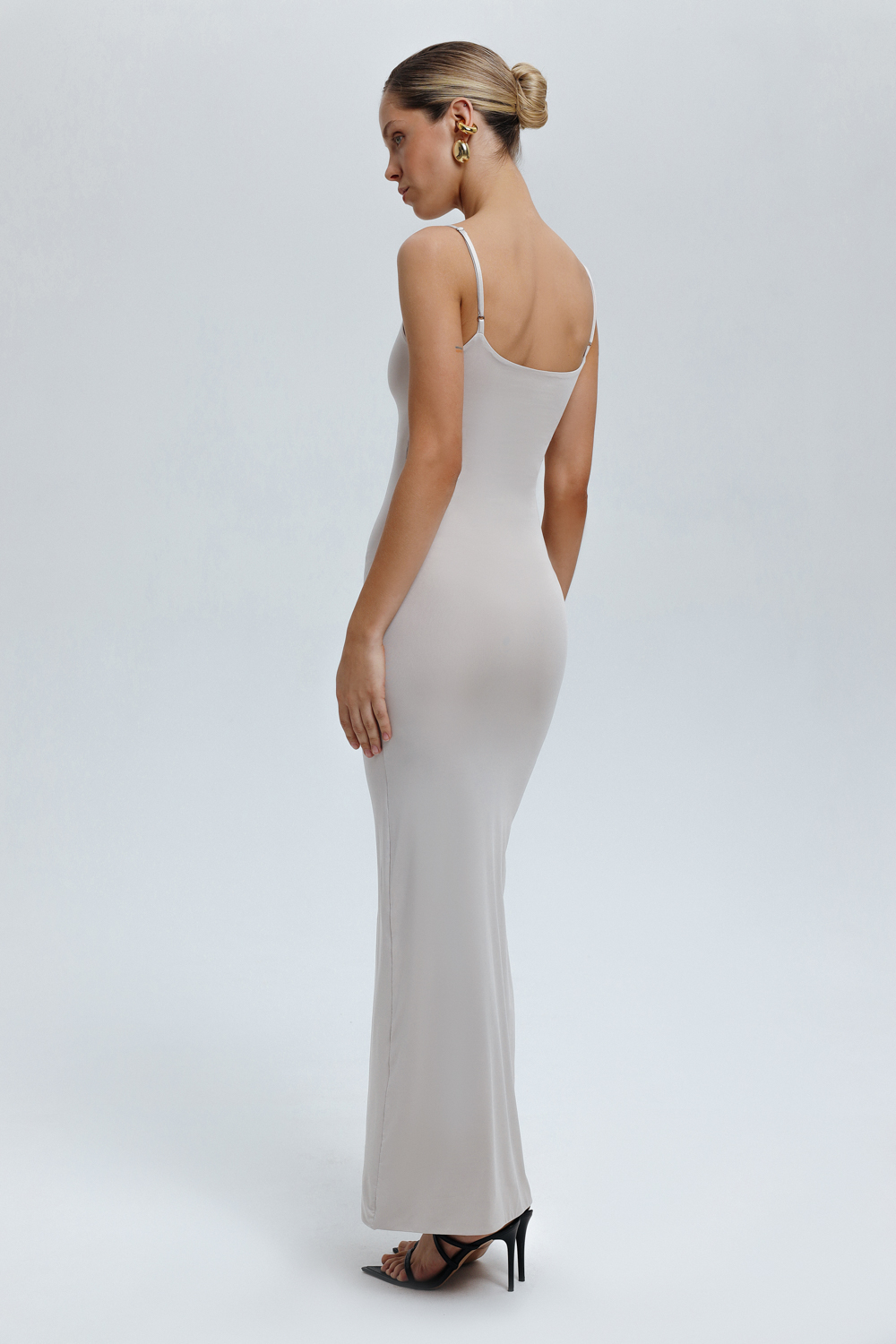 СУКНЯ ПРИТАЛЕНА НА БРЕТЕЛЯХ