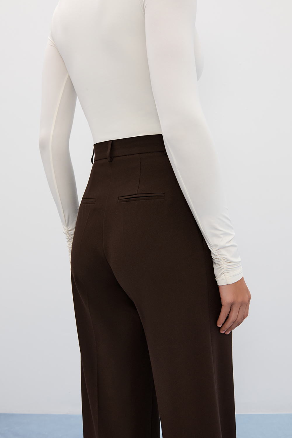 БОДІ З V-ПОДІБНИМ ВИРІЗОМ