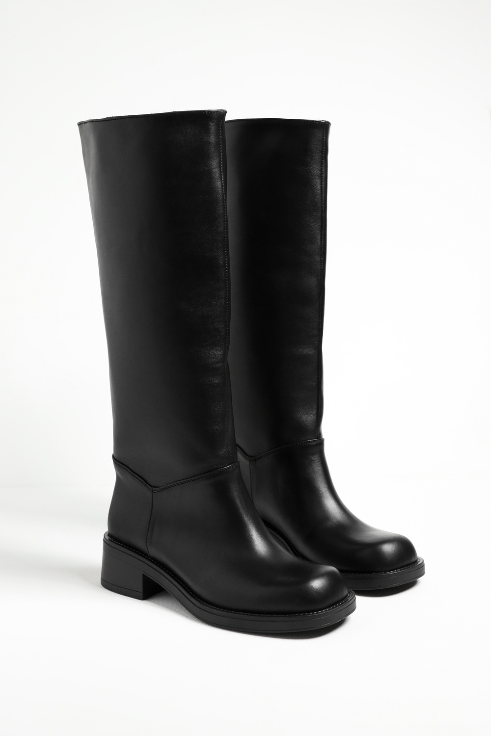 ЧЕРЕВИКИ З КВАДРАТНИМ НОСКОМ