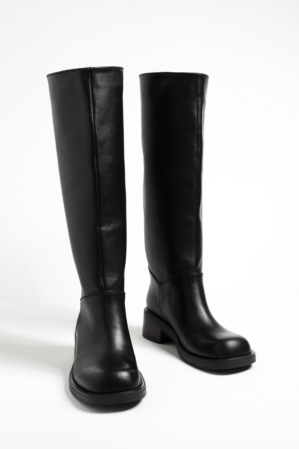 ЧЕРЕВИКИ З КВАДРАТНИМ НОСКОМ