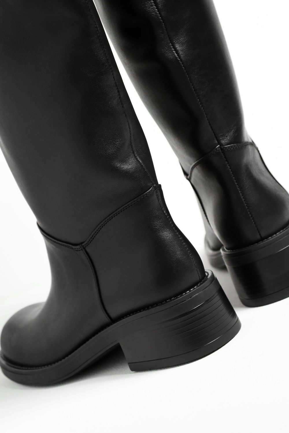 ЧЕРЕВИКИ З КВАДРАТНИМ НОСКОМ